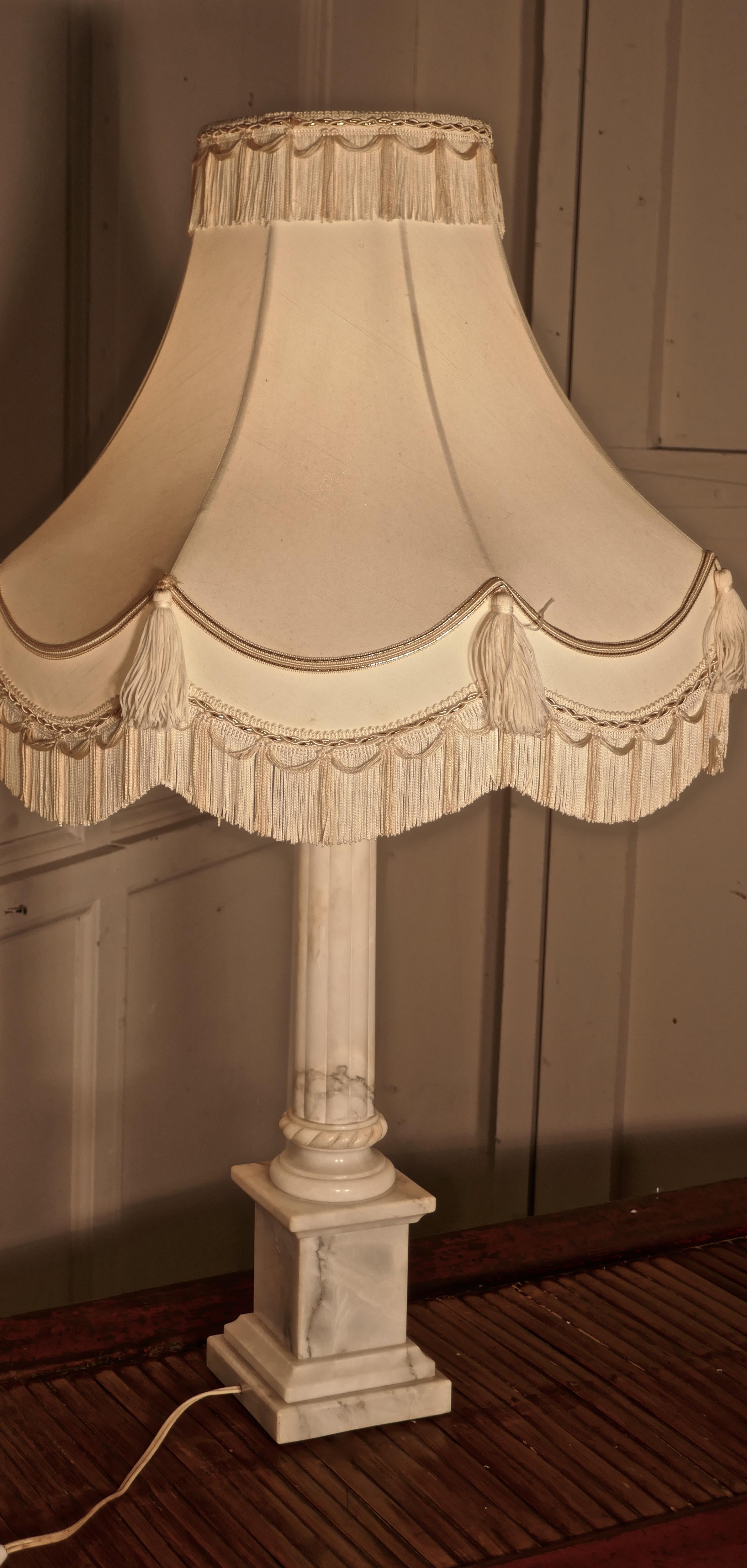 Large White Marble Corinthian Column Table Lamp In Good Condition For Sale In Godshill, Isle of Wight