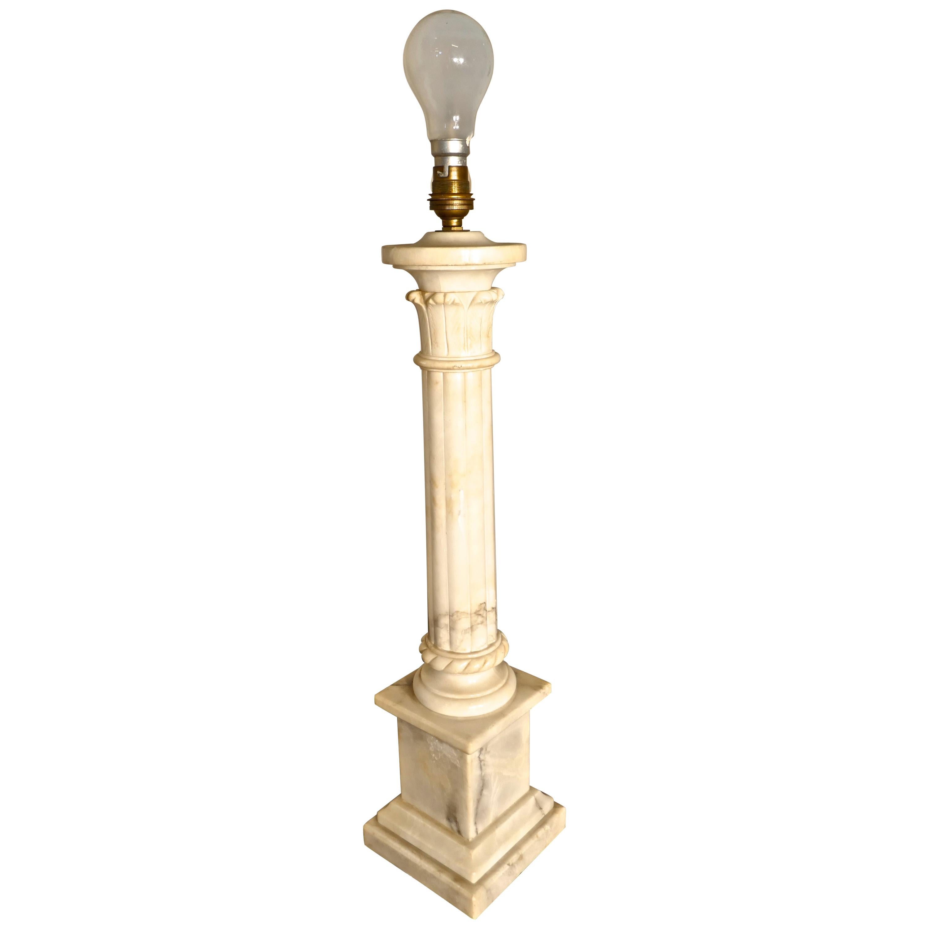 Große korinthische Säulen-Tischlampe aus weißem Marmor