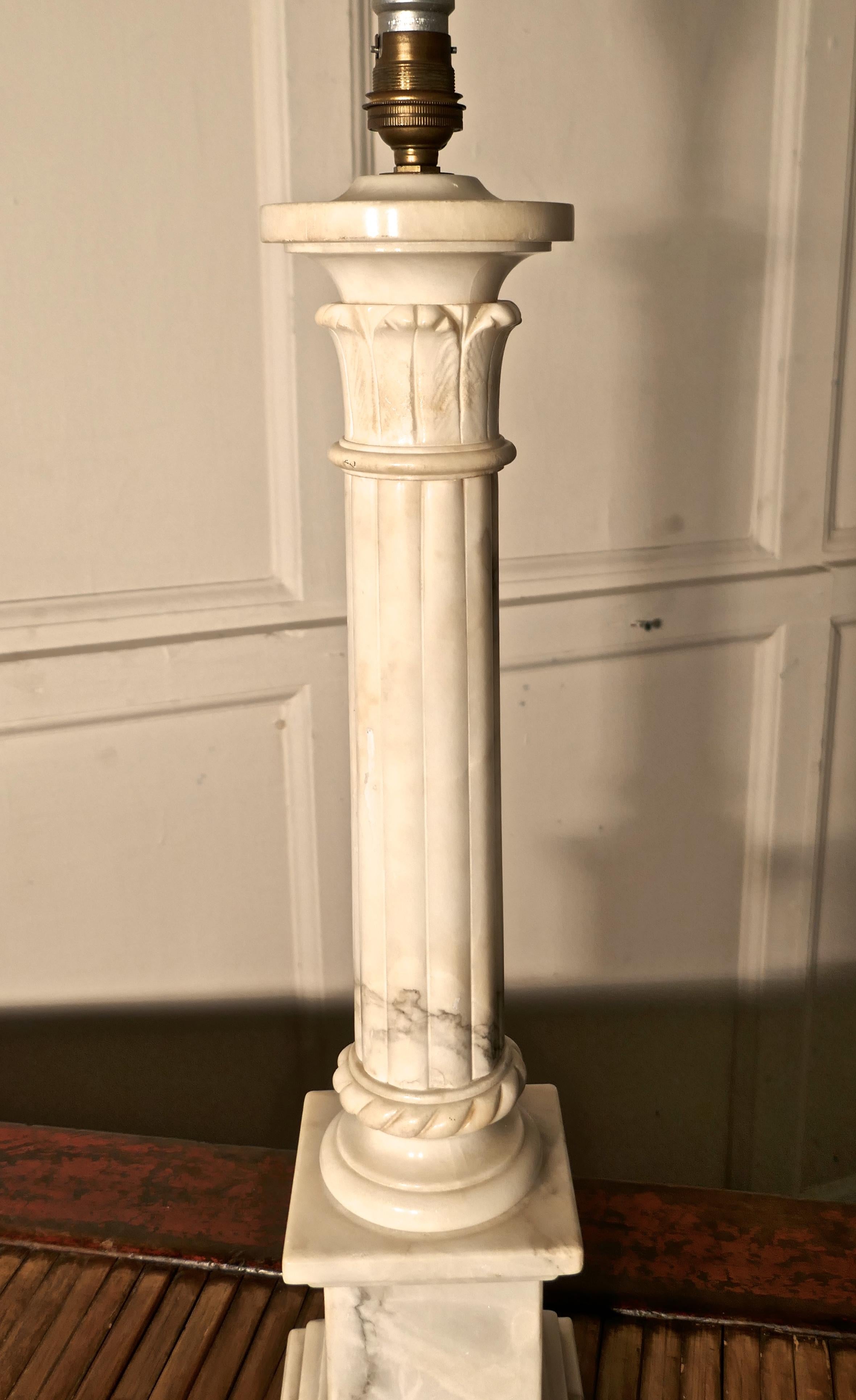 Grande lampe de table à colonne corinthienne en marbre blanc

Il s'agit d'une pièce lourde réalisée en marbre massif, la lampe a une seule colonne cannelée en marbre de style corinthien posée sur une base en marbre.
Il s'agit d'une pièce très