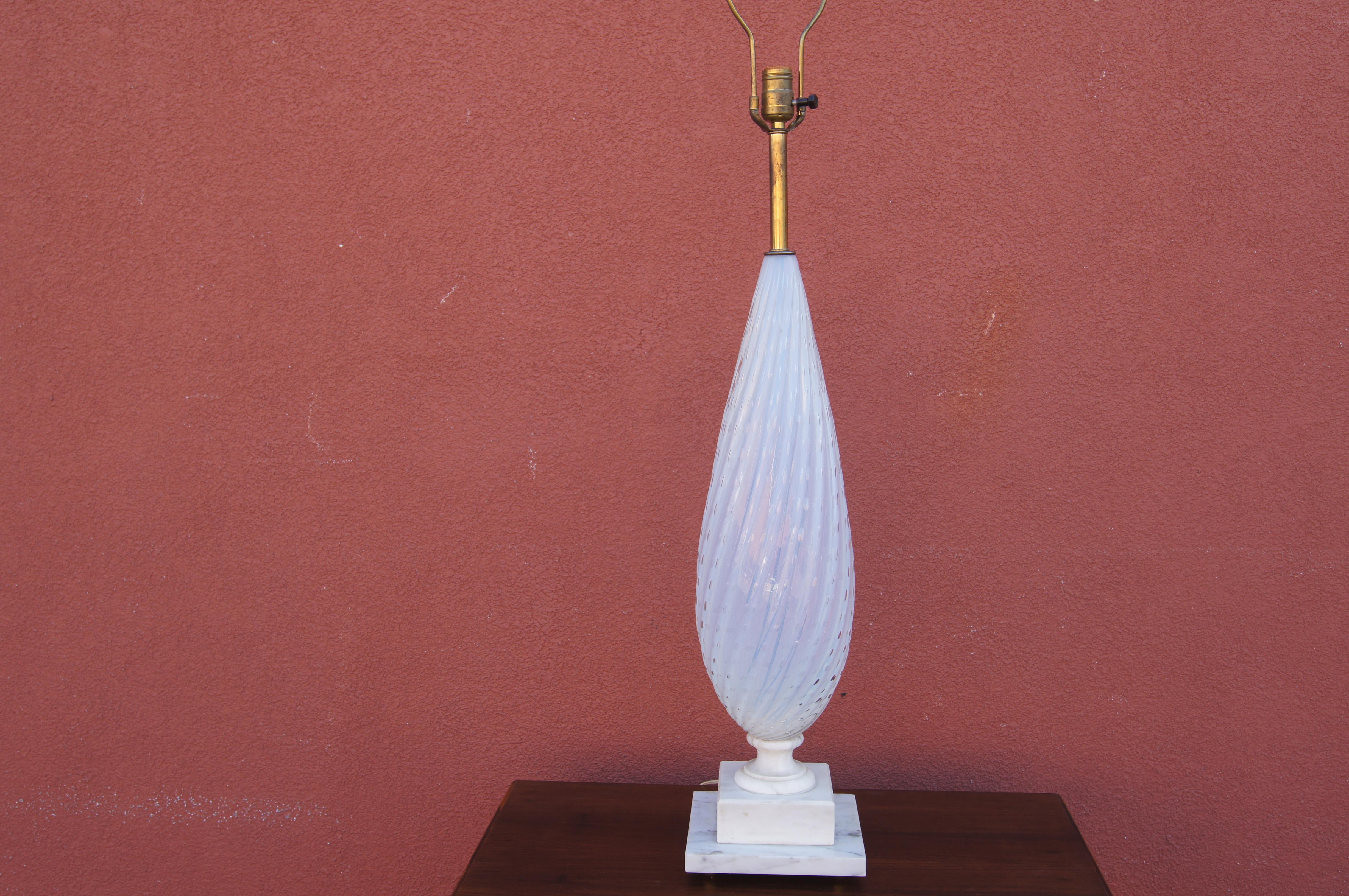 Lámpara de mesa alta de cristal de Murano vintage blanco Italiano en venta