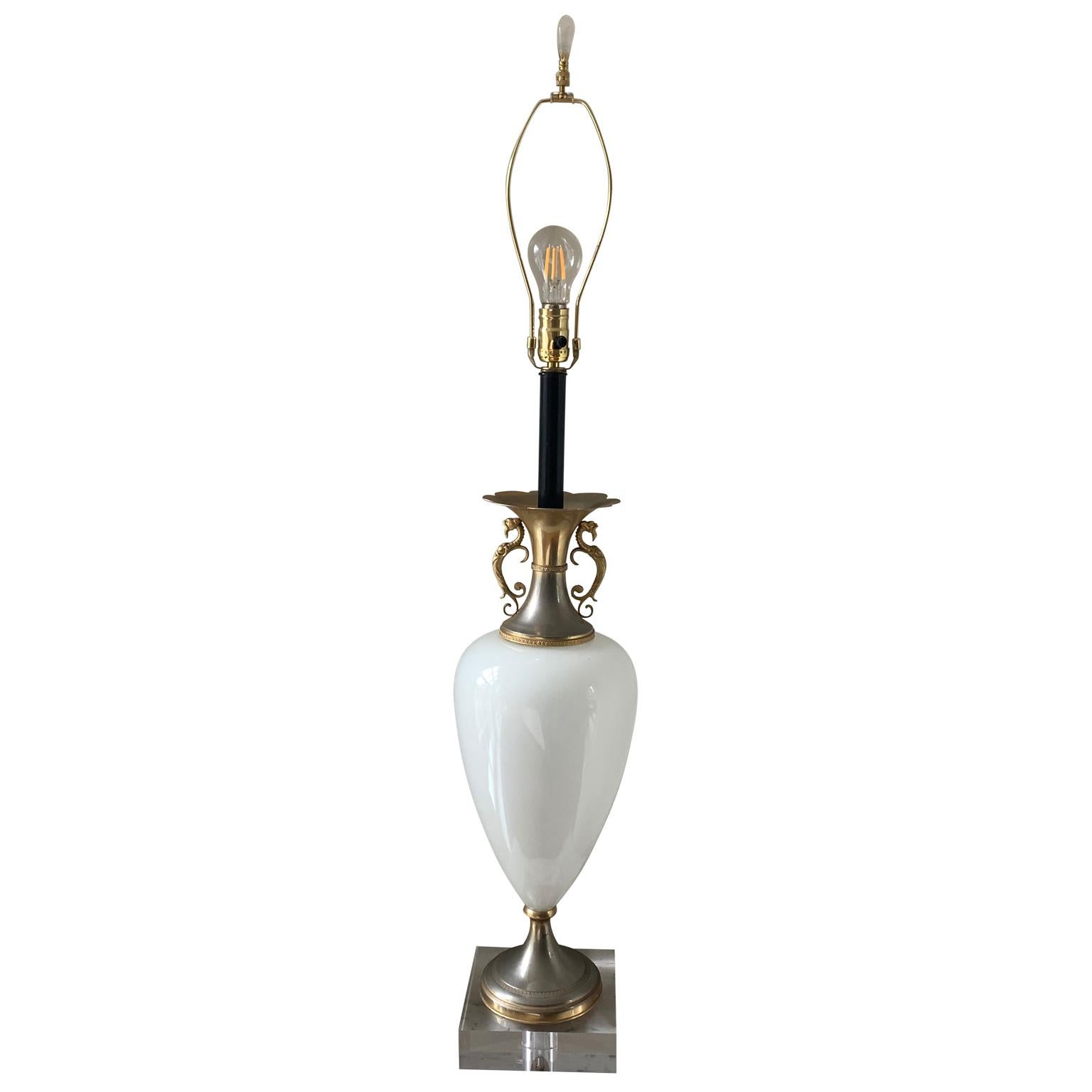 Français Grande lampe de bureau en opaline blanche sur socle carré épais en lucite en vente