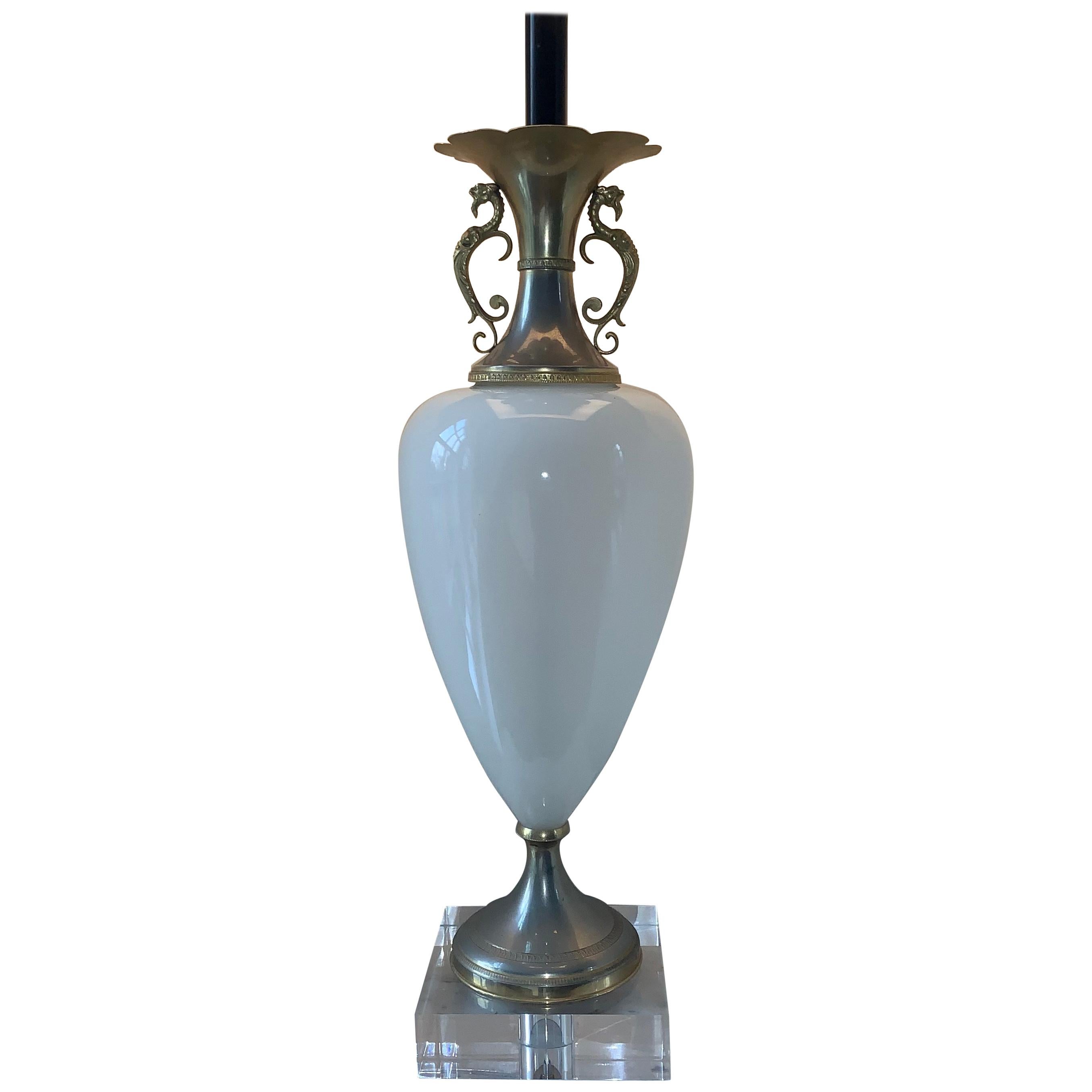 Lámpara de Sobremesa Alta de Opalina Blanca sobre Base Gruesa Cuadrada de Lucite imperio estadounidense en venta