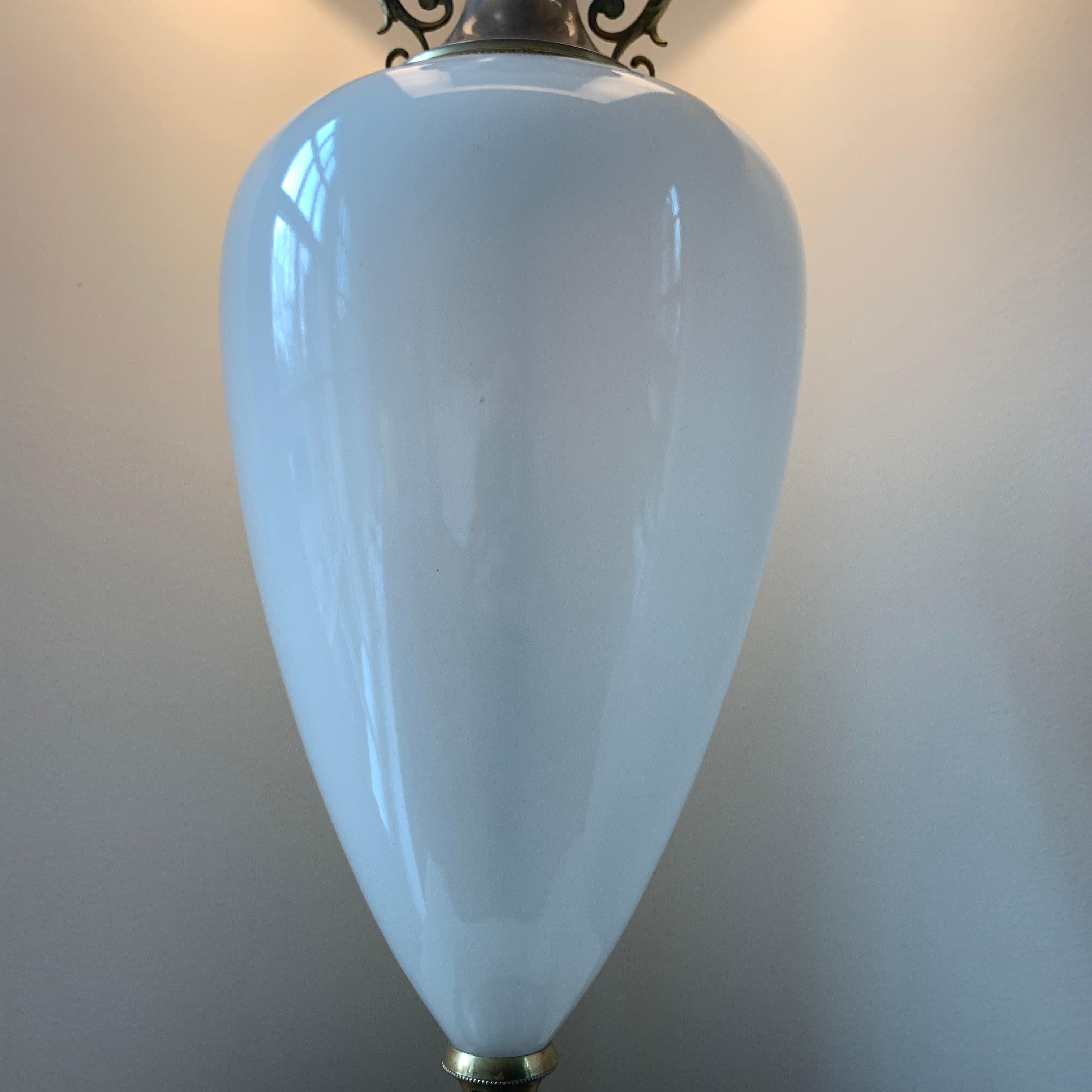 Bronze Grande lampe de bureau en opaline blanche sur socle carré épais en lucite en vente