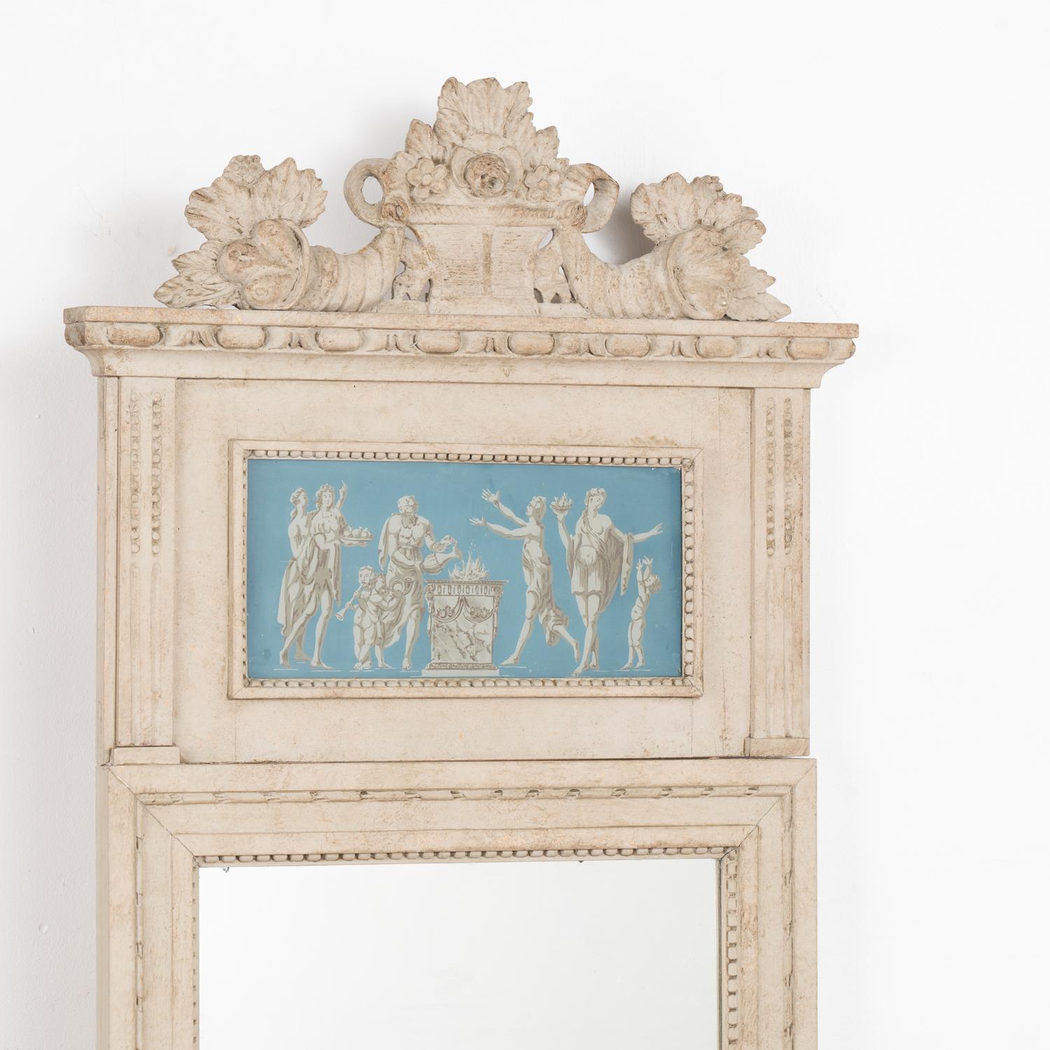 Großer weiß bemalter Trumeau-Spiegel mit griechischen Figuren, Schweden um 1900 (Gustavianisch) im Angebot