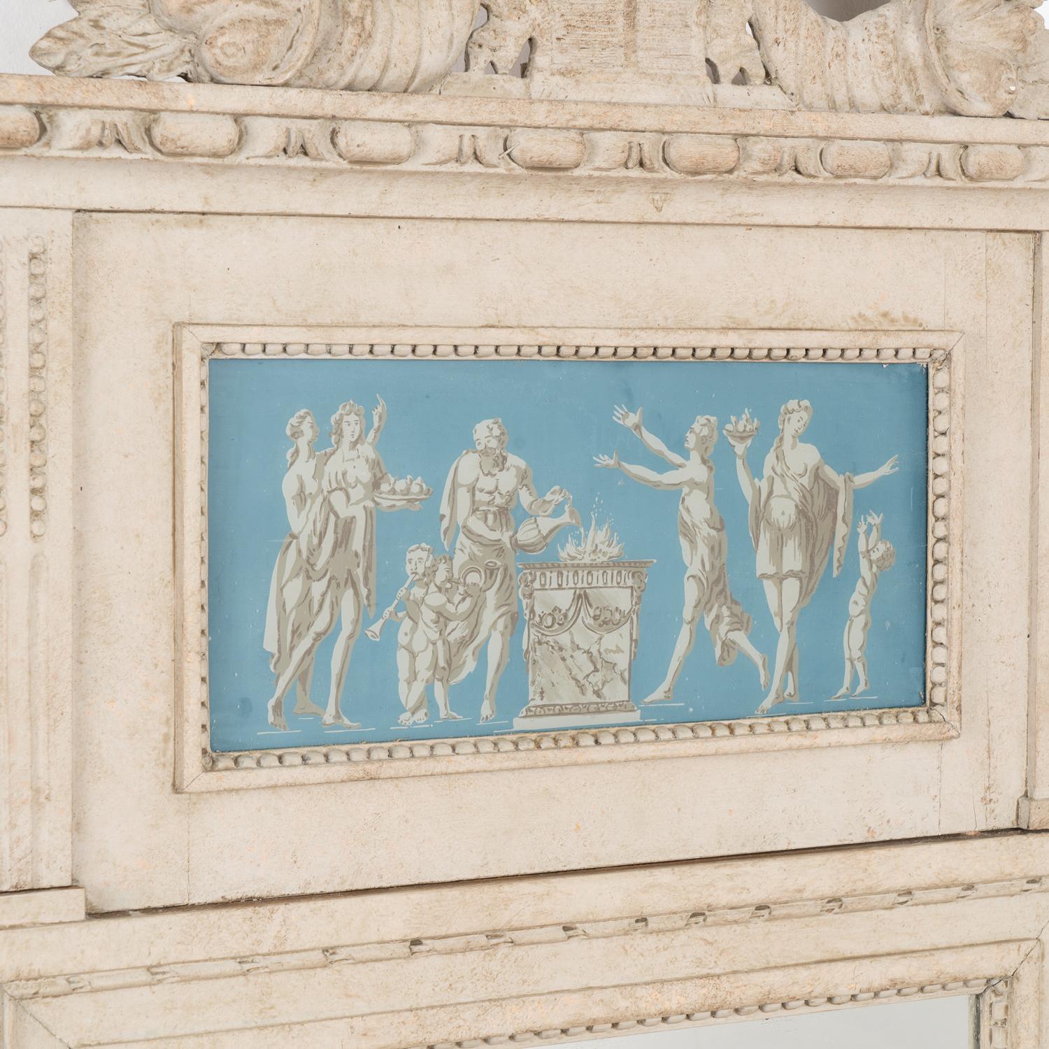 Großer weiß bemalter Trumeau-Spiegel mit griechischen Figuren, Schweden um 1900 im Zustand „Gut“ im Angebot in Round Top, TX