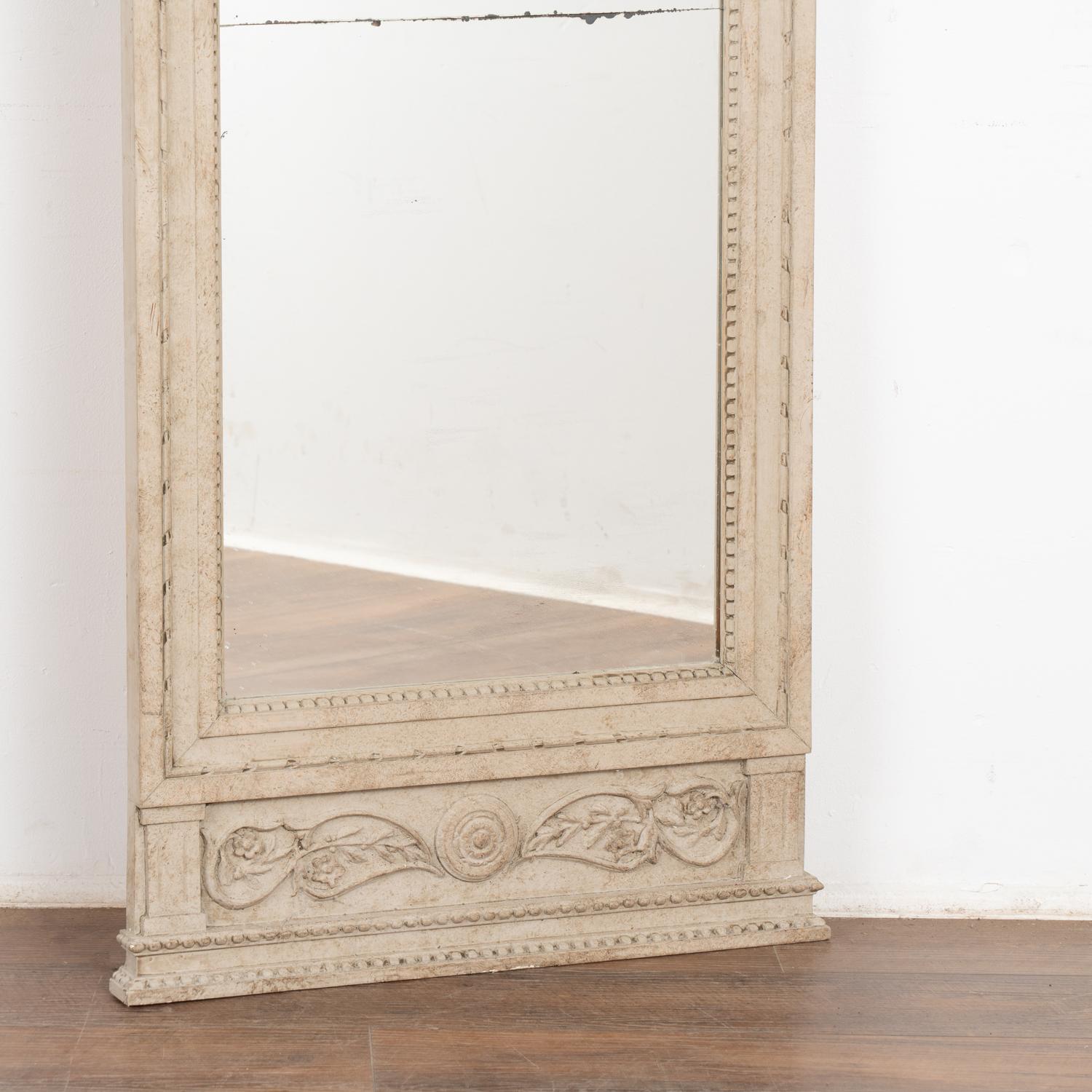 Großer weiß bemalter Trumeau-Spiegel mit griechischen Figuren, Schweden um 1900 im Angebot 3