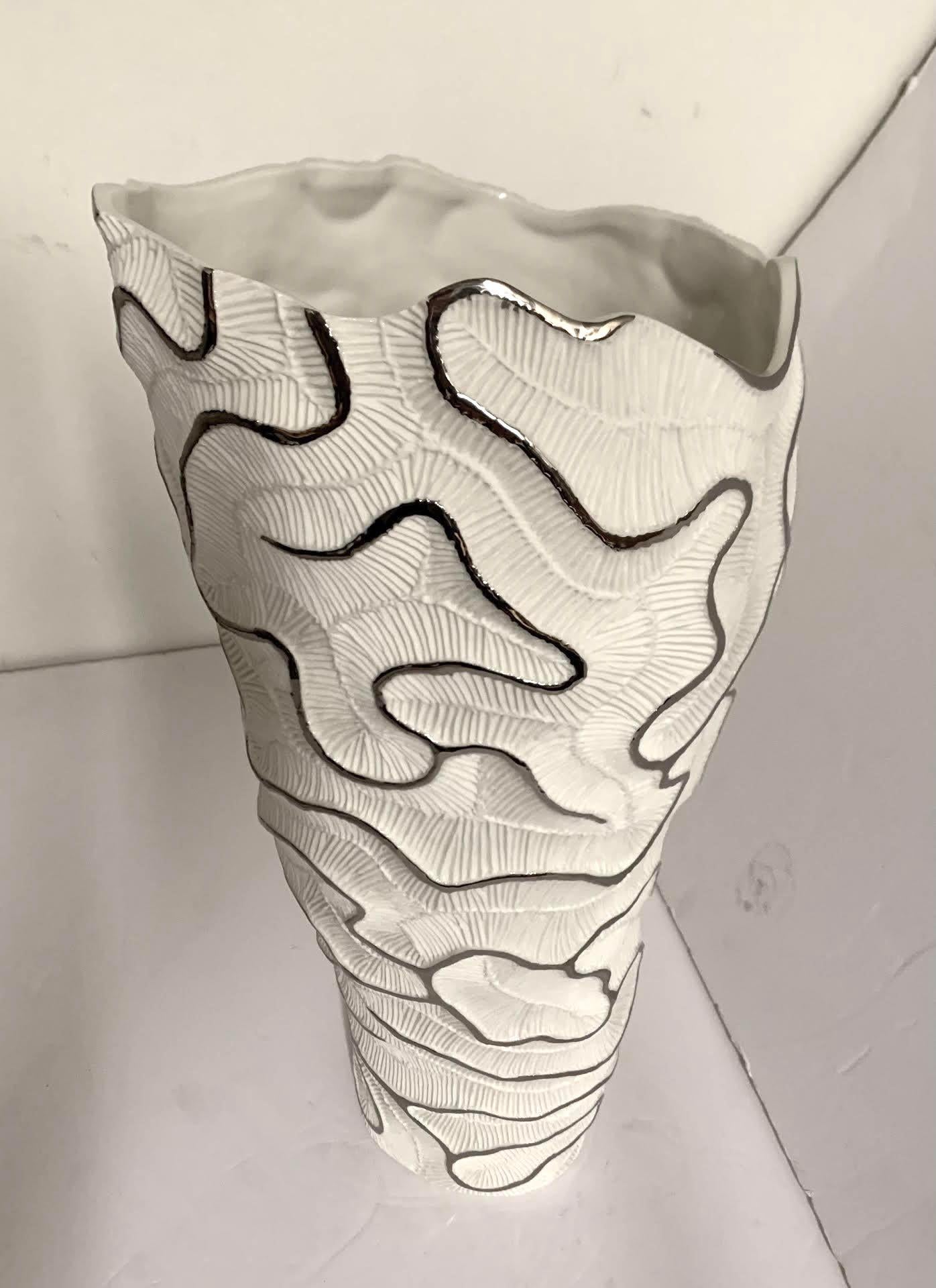 Coral fossil motif design white porcelain vase
Squiggle pattern
Real platinum trim details.