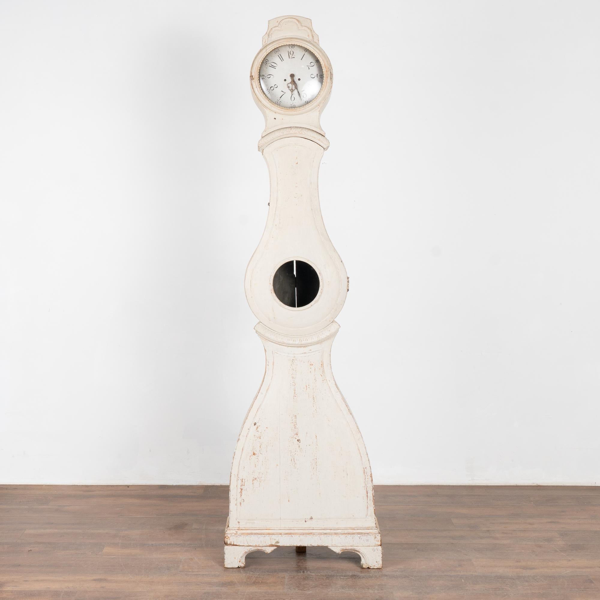 Tall White Swedish Pine Mora Grandfather Clock, circa 1840 In Fair Condition For Sale In Round Top, TX