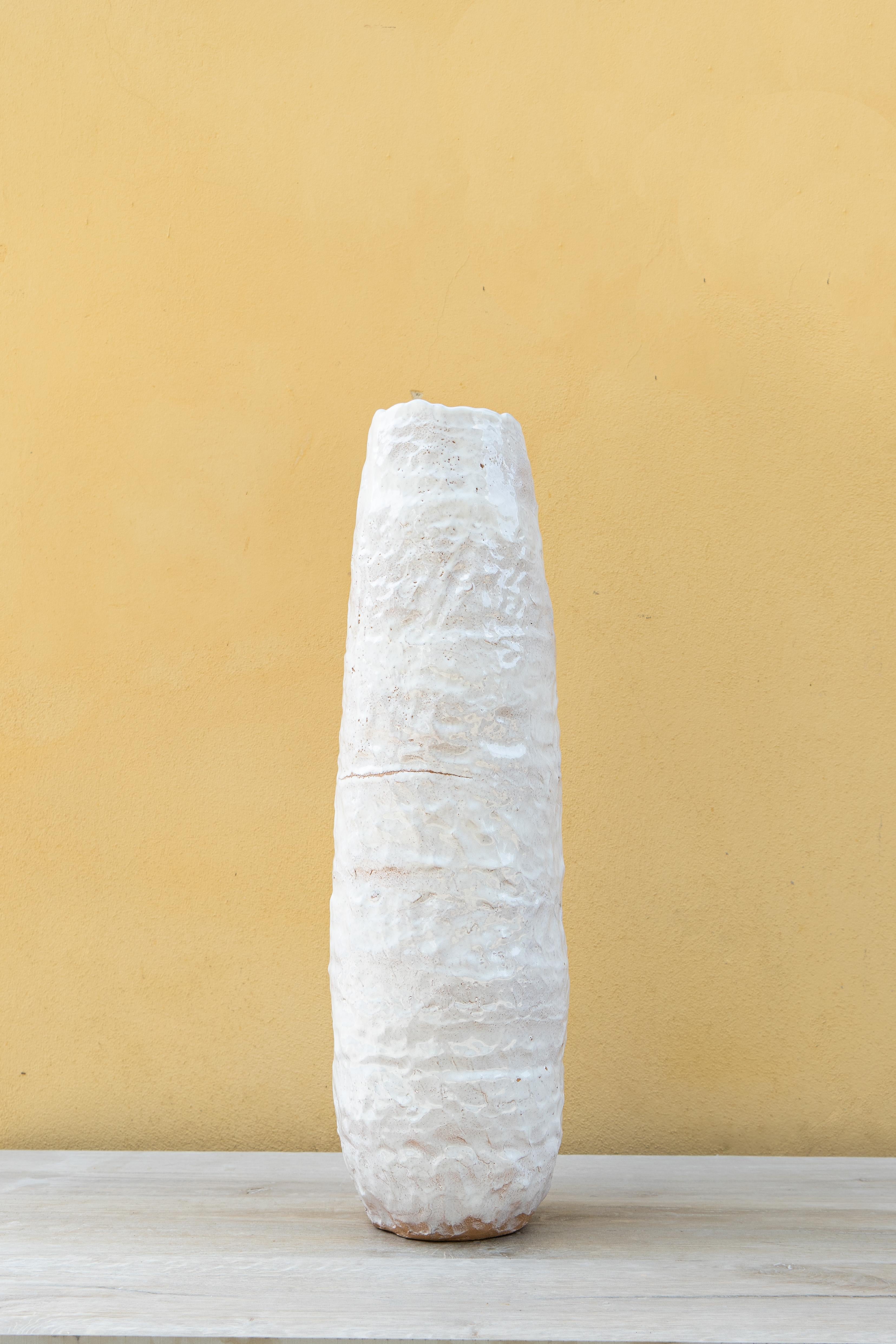 Große weiße Vase von Daniele Giannetti.
Abmessungen: Ø 21 x H 71 cm.
MATERIALIEN: Terrakotta glasiert. 

Alle Stücke werden aus Terrakotta aus Montelupo hergestellt, nur einmal gebrannt und dann von Daniele Giannetti mit einer weißen Acrylbasis
