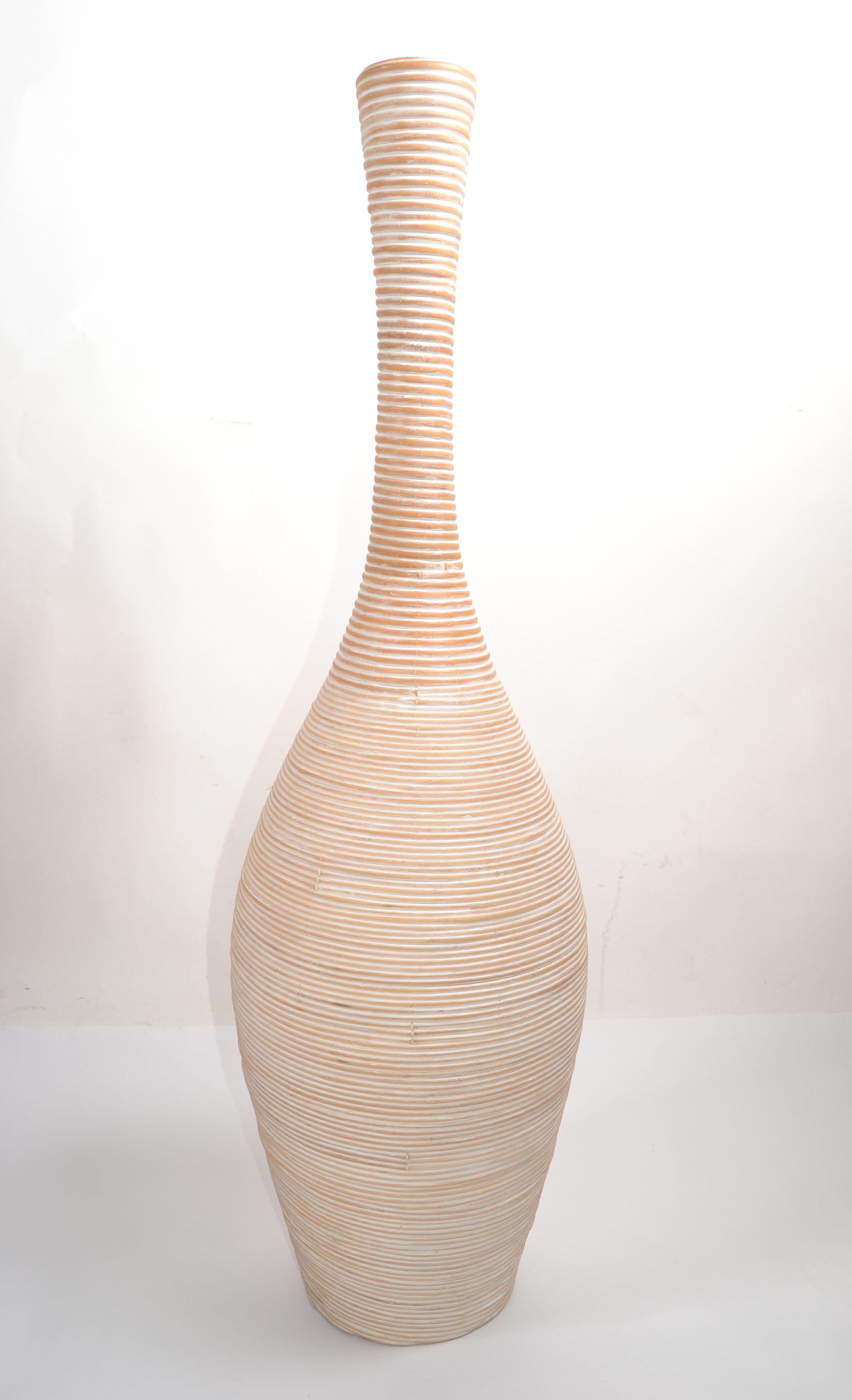 Vaso da pavimento tropicale grande Whitewash Home Decor Reed Vaso da pavimento in legno alto 40 pollici Farmhouse Decor Portafiori per piante finte e erba della pampa. 
Questo vaso alto da terra è ideale per il corridoio, per il camino o per il