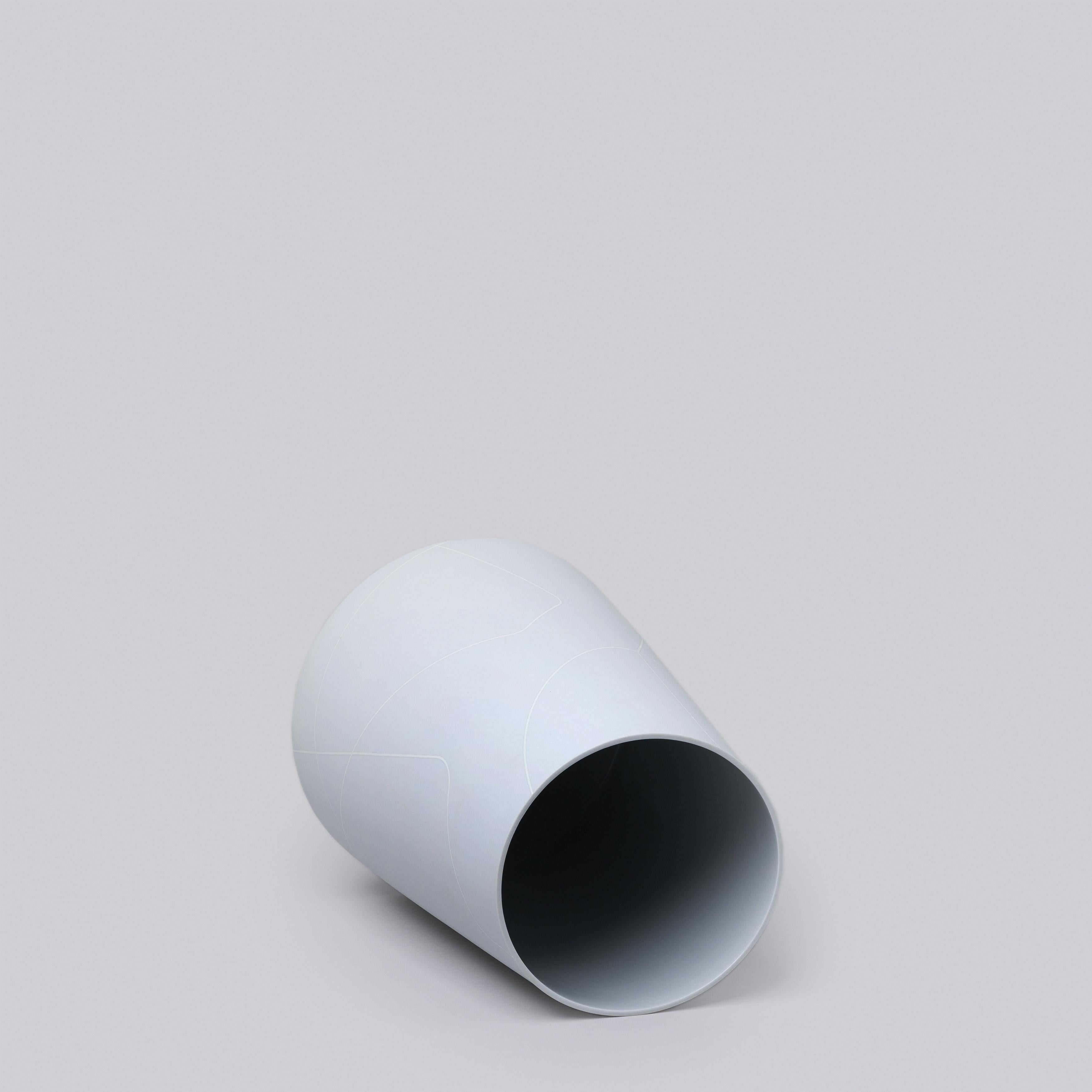 Cinese Vaso conico alto in ceramica grigio chiaro con motivo a linee grafiche in vendita