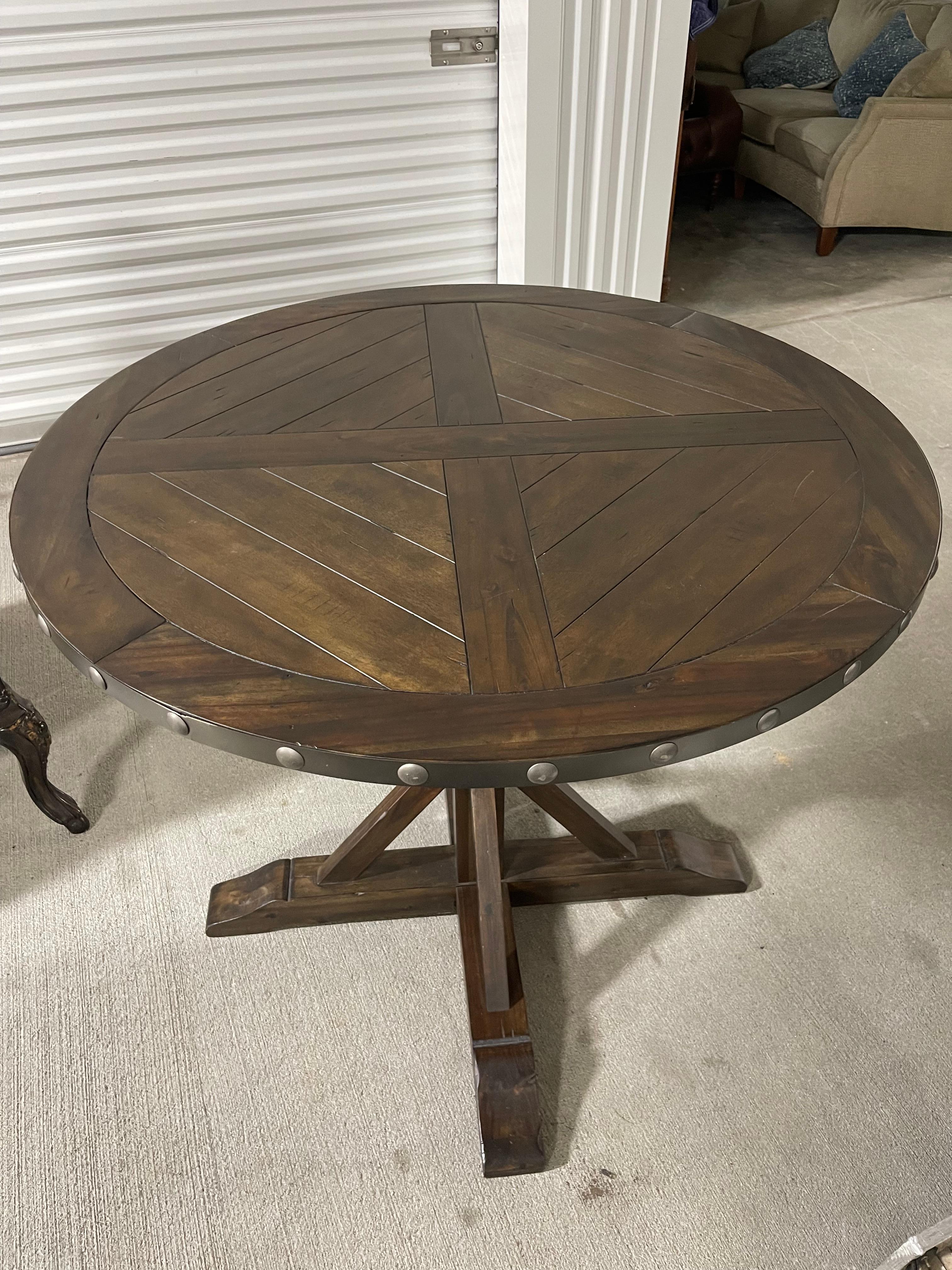Grande table ronde à boissons ou de bar en Wood, 21e siècle Bon état - En vente à Savannah, GA