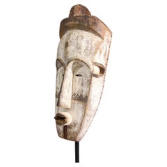 Maschera tribale di legno alta con zanne di Ngil di colore marrone, crema e rosso del Gabon degli anni '70