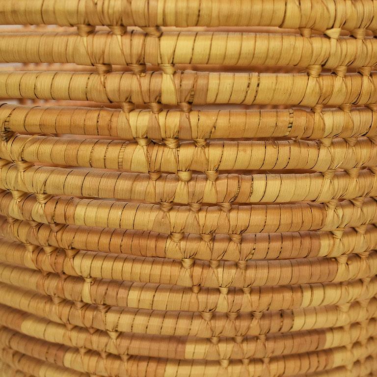 Artisanat Grand panier en fibres naturelles tissées en vente