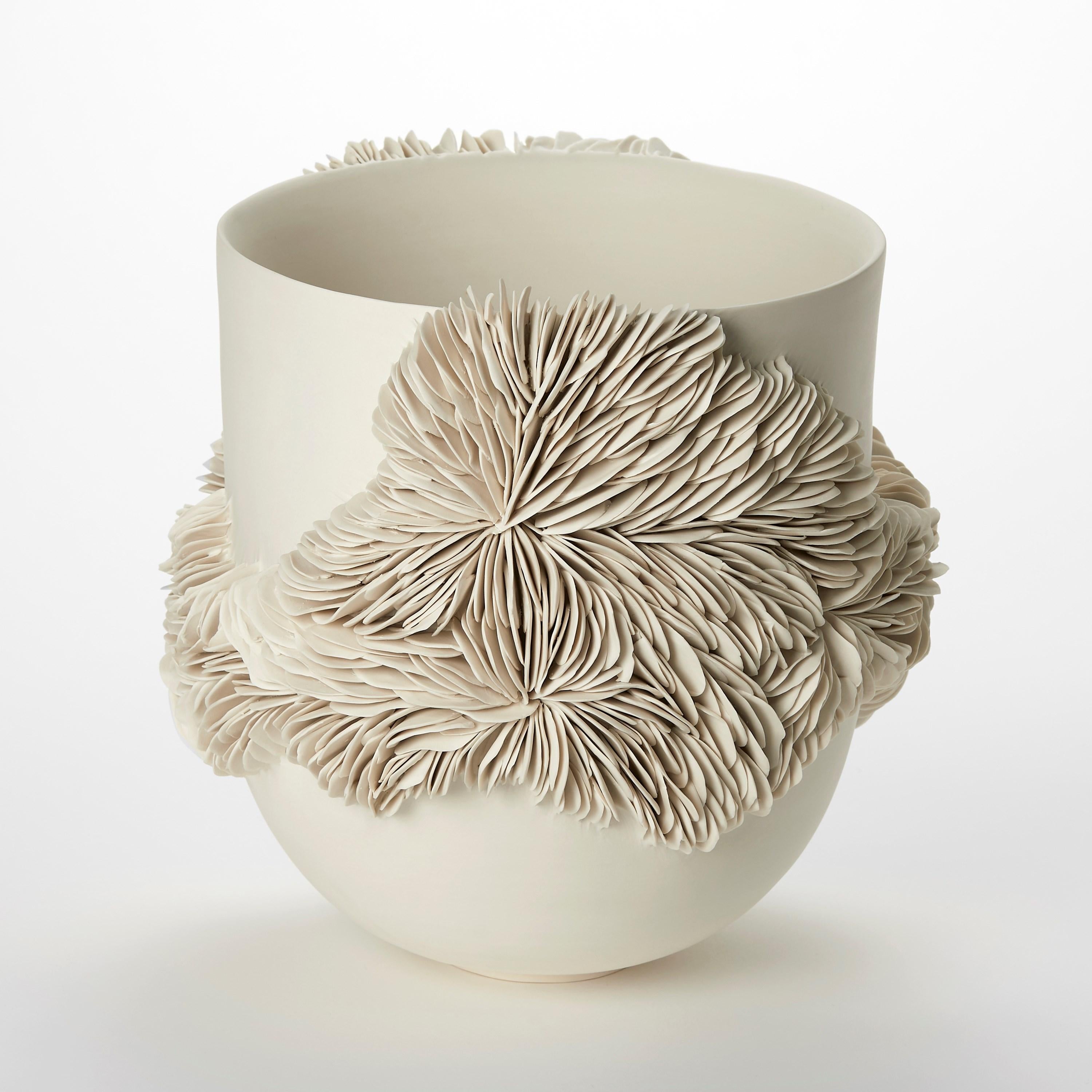 Tall Wrap Around Vessel II, centro de mesa de porcelana construido a mano por Olivia Walker Moderno orgánico en venta