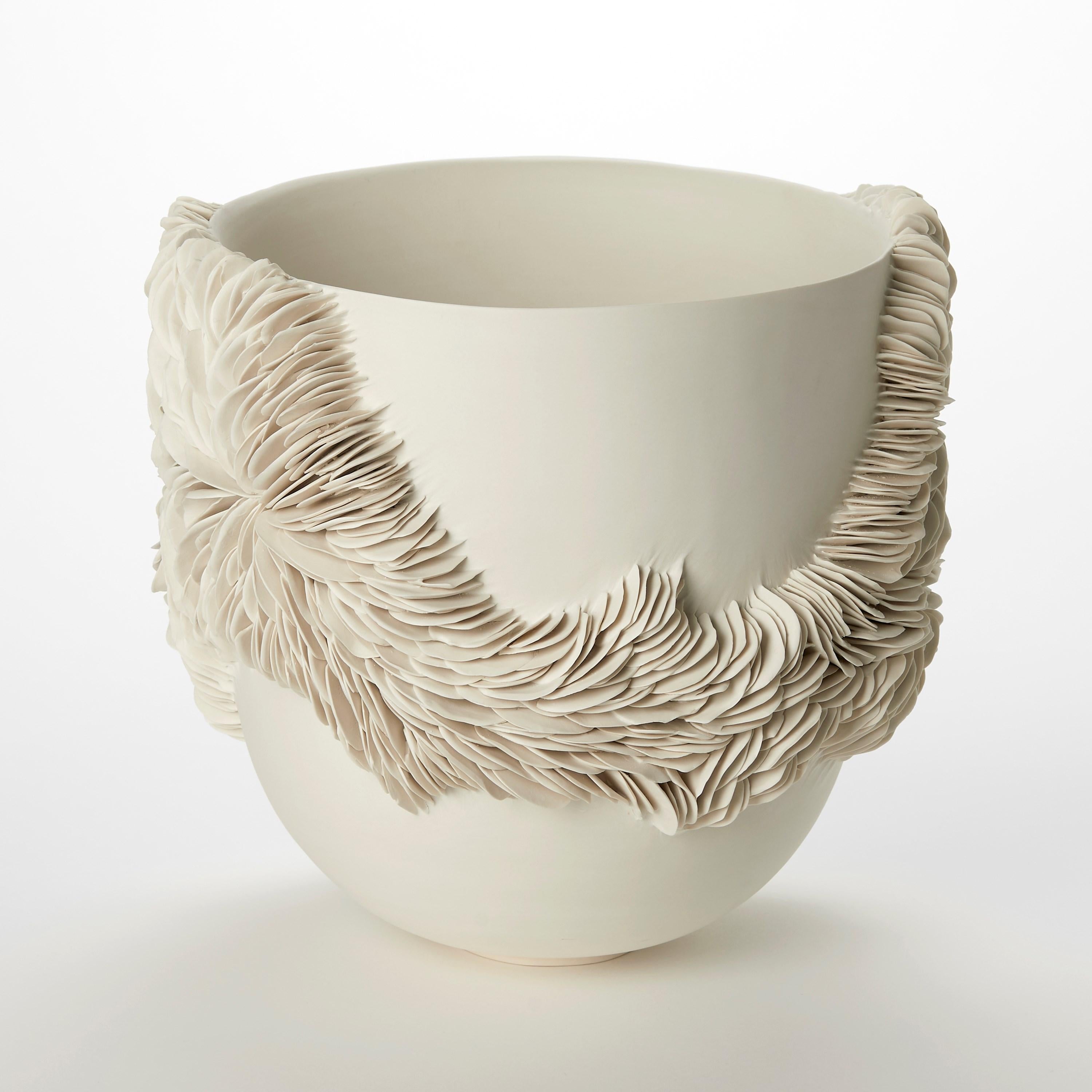 Tall Wrap Around Vessel II, centro de mesa de porcelana construido a mano por Olivia Walker Británico en venta