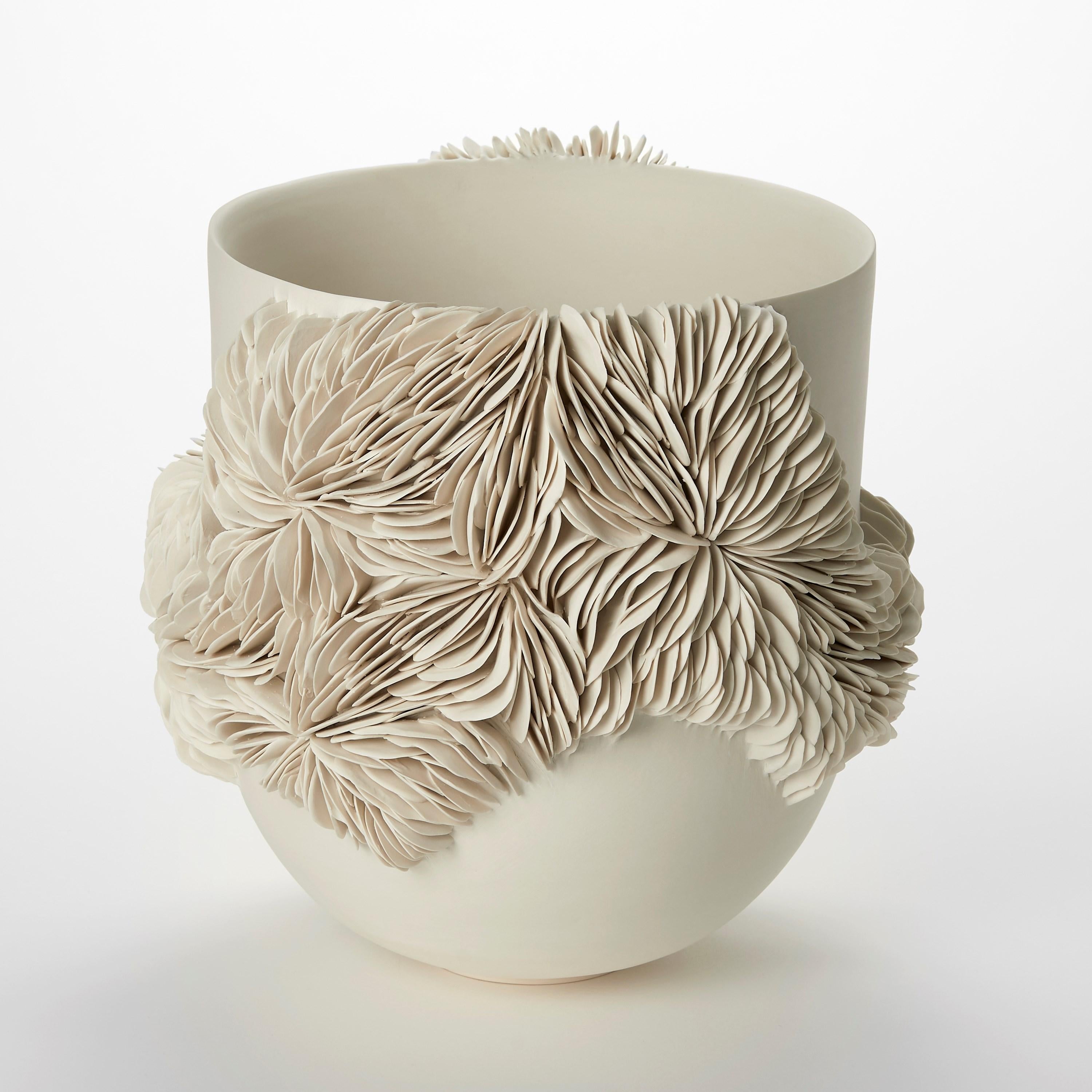 Tall Wrap Around Vessel II, centro de mesa de porcelana construido a mano por Olivia Walker Hecho a mano en venta