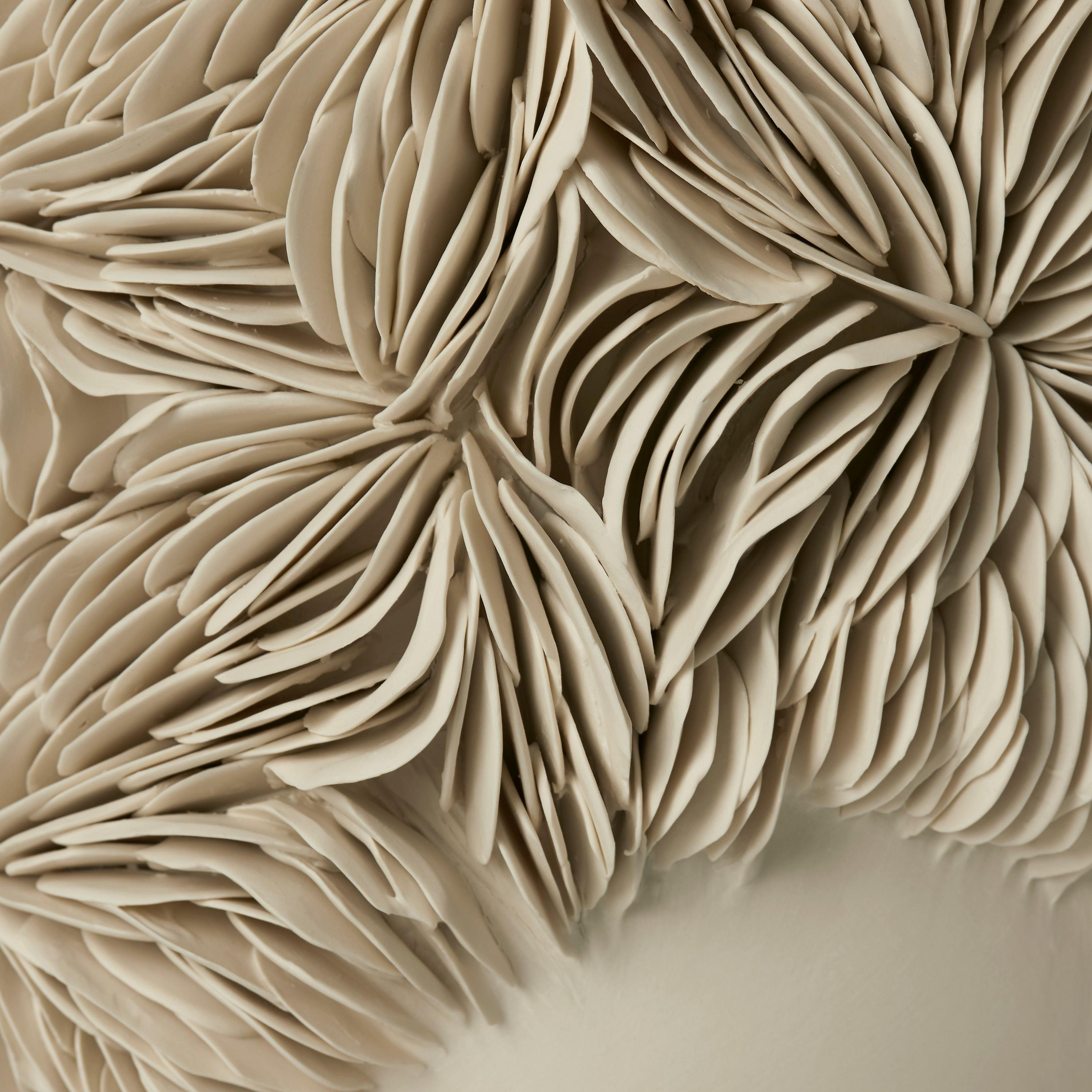 Tall Wrap Around Vessel II, centro de mesa de porcelana construido a mano por Olivia Walker en Nuevo estado para la venta en London, GB
