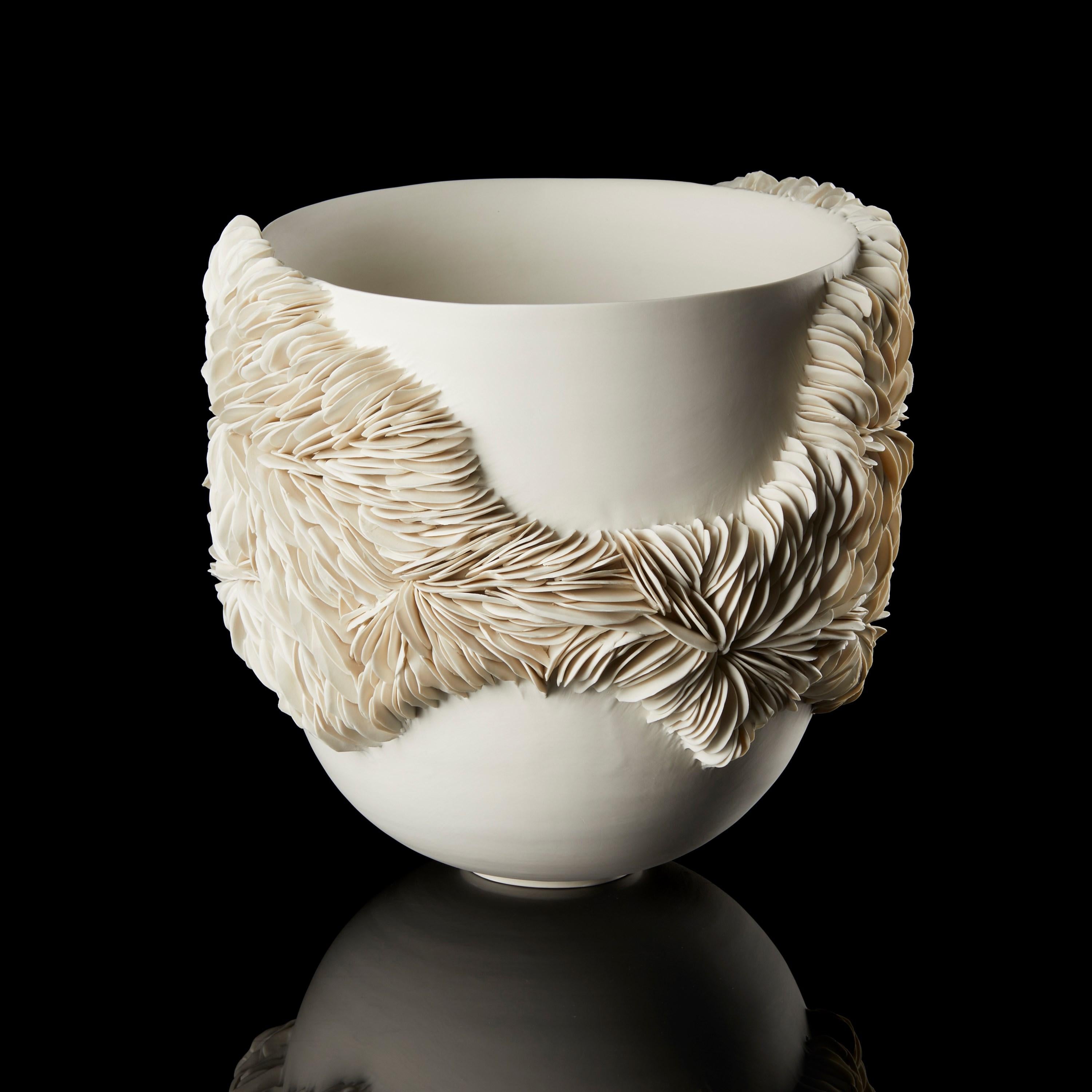 Tall Wrap Around Vessel II, centro de mesa de porcelana construido a mano por Olivia Walker Siglo XXI y contemporáneo en venta