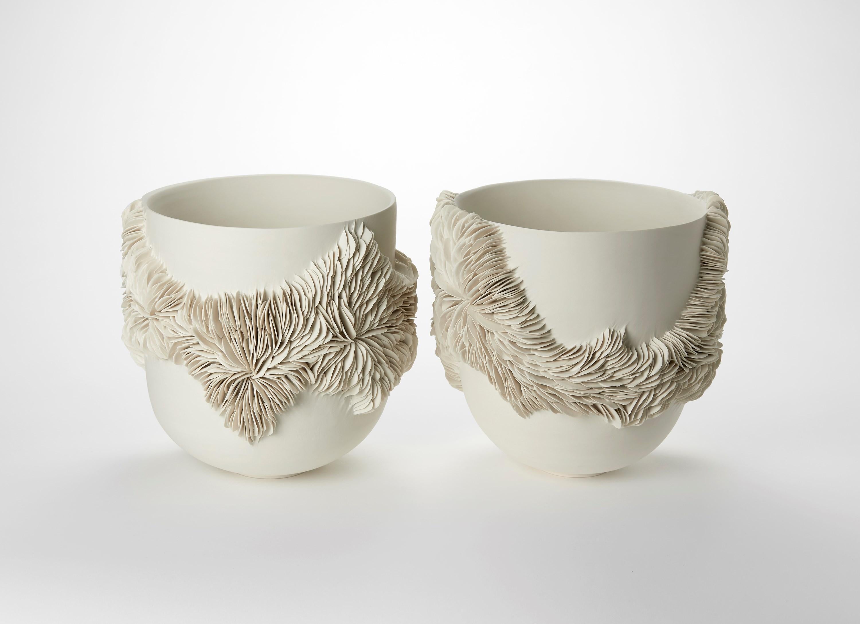 Tall Wrap Around Vessel II, centro de mesa de porcelana construido a mano por Olivia Walker Porcelana en venta