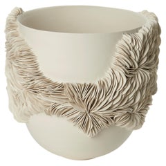 Tall Wrap Around Vessel II, centrotavola in porcellana costruito a mano da Olivia Walker