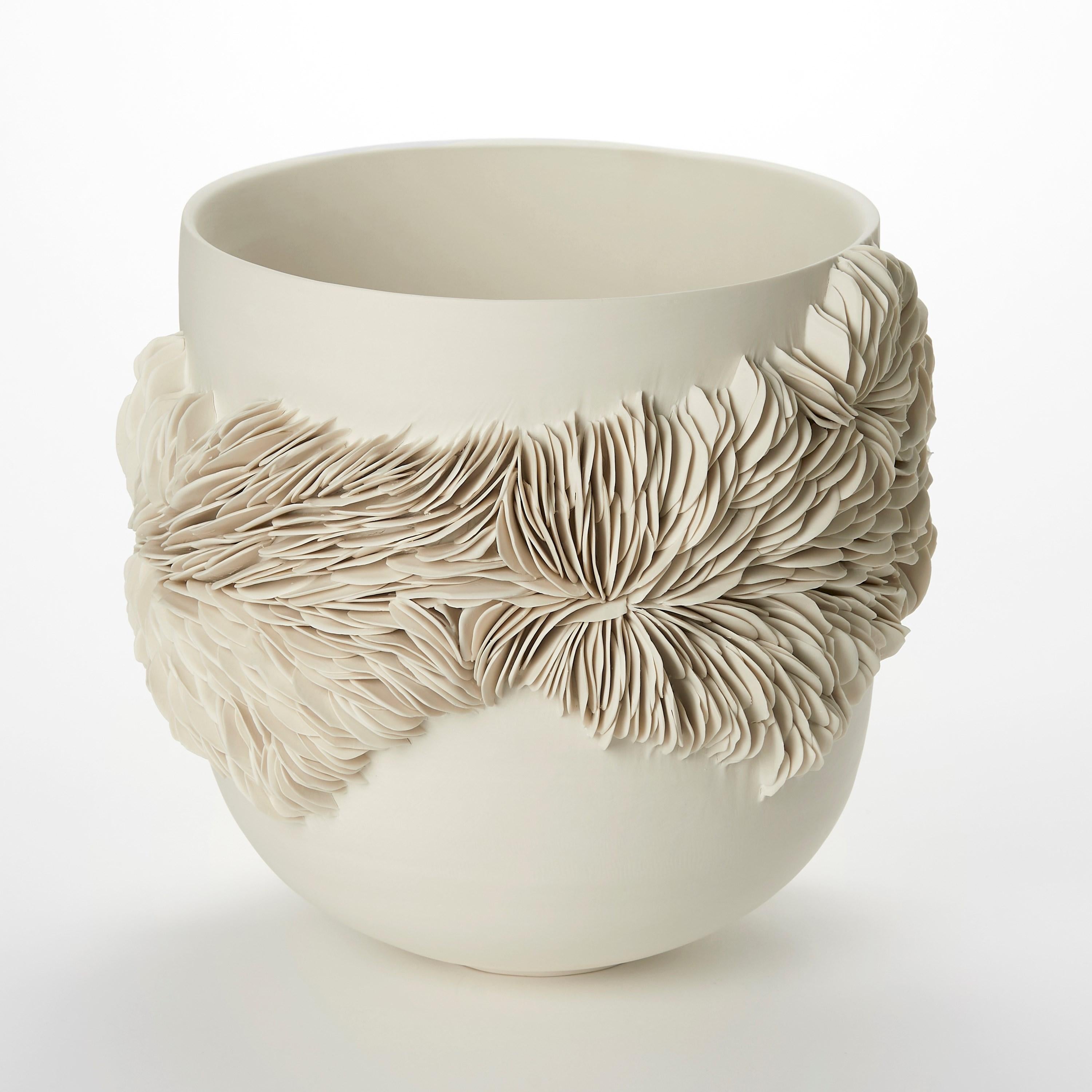'Tall Wrap Around Vessel' è una scultura in porcellana unica dell'artista britannica Olivia Walker.

Walker lavora con la porcellana per creare pezzi che esplorano le idee di crescita e decadenza attraverso la costruzione e la stratificazione di