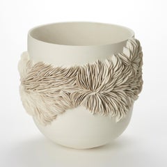 Grand récipient enveloppant en porcelaine sculptural fait à la main par Olivia Walker