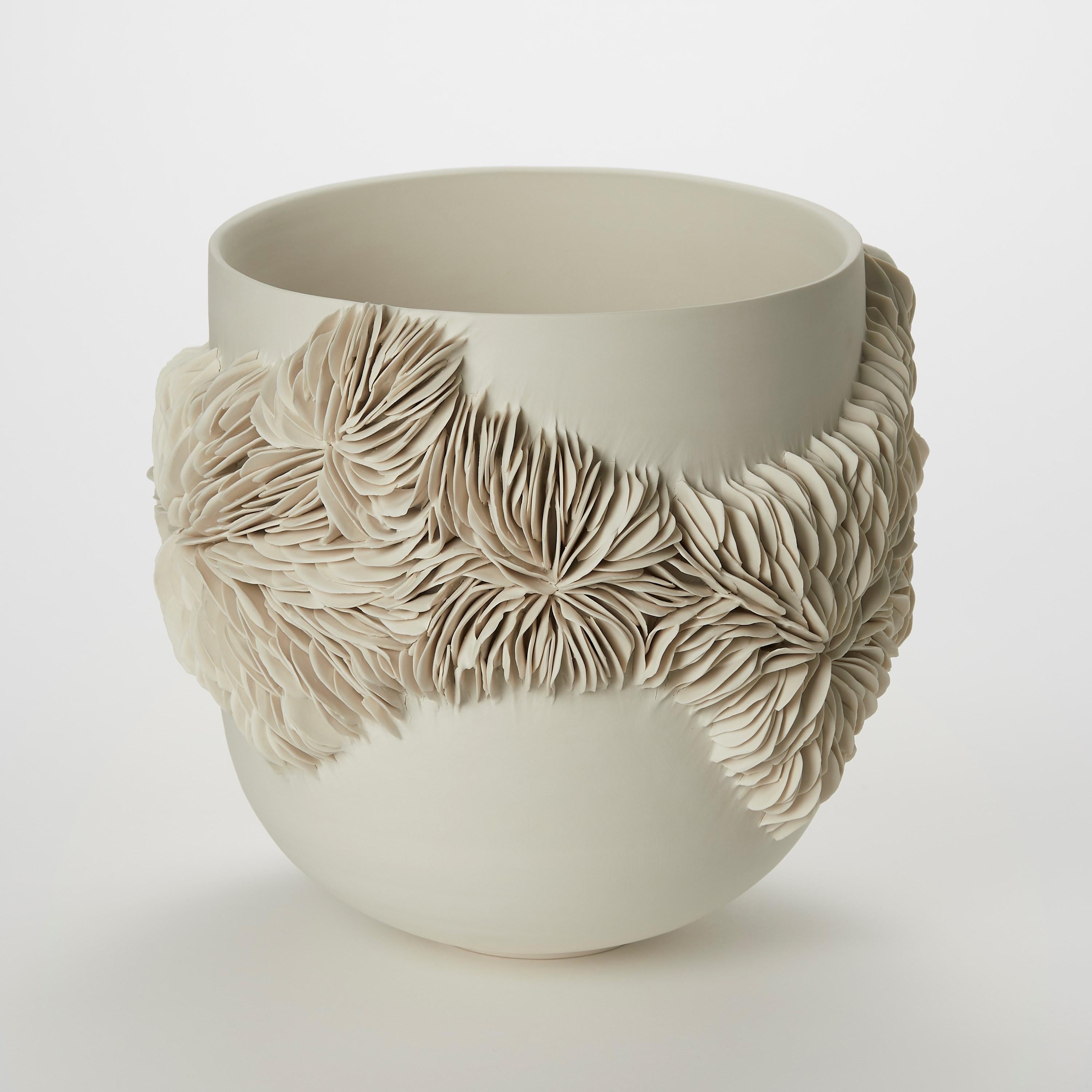 Organico moderno Tall Wrap Around Vessel, vaso scultoreo in porcellana fatto a mano da Olivia Walker in vendita