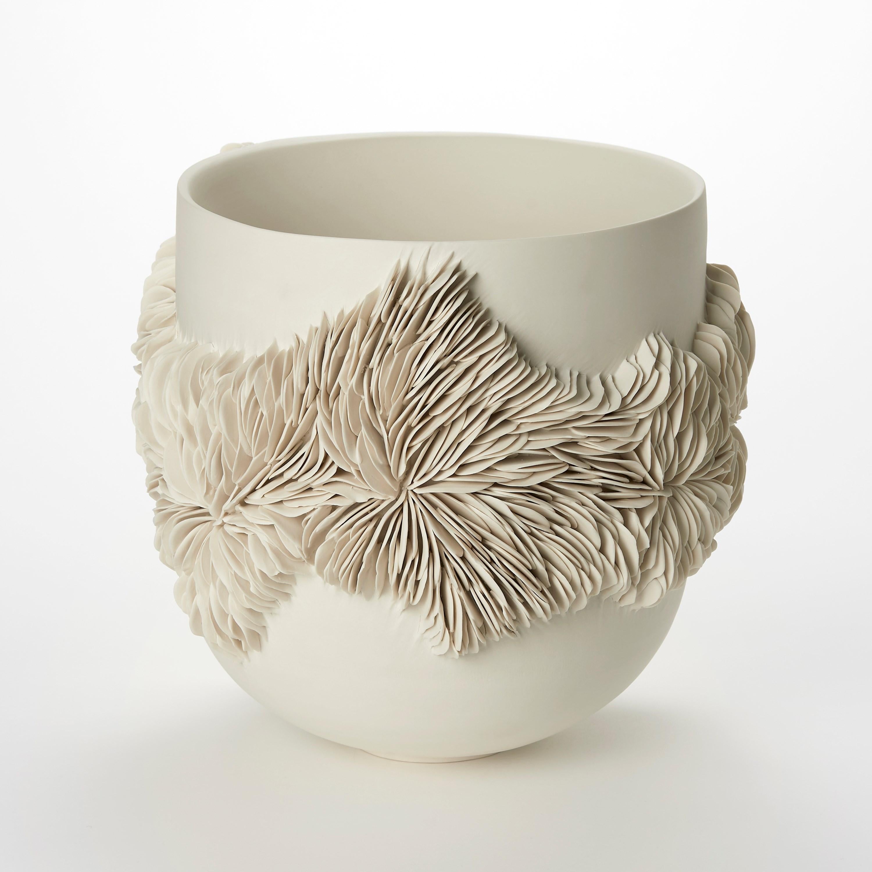 Britannico Tall Wrap Around Vessel, vaso scultoreo in porcellana fatto a mano da Olivia Walker in vendita
