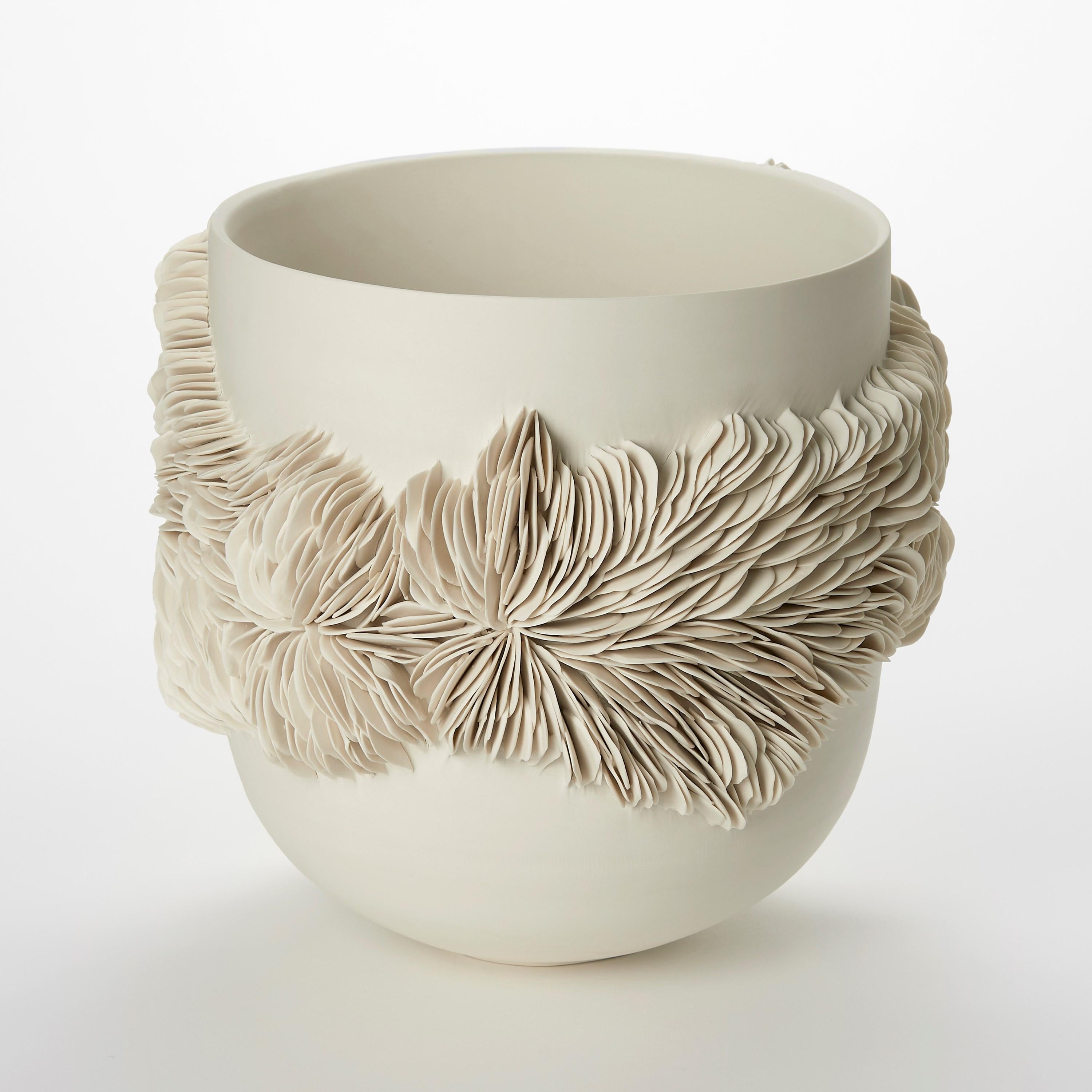 Tall Wrap Around Vessel, vaso scultoreo in porcellana fatto a mano da Olivia Walker In condizioni Nuovo in vendita a London, GB
