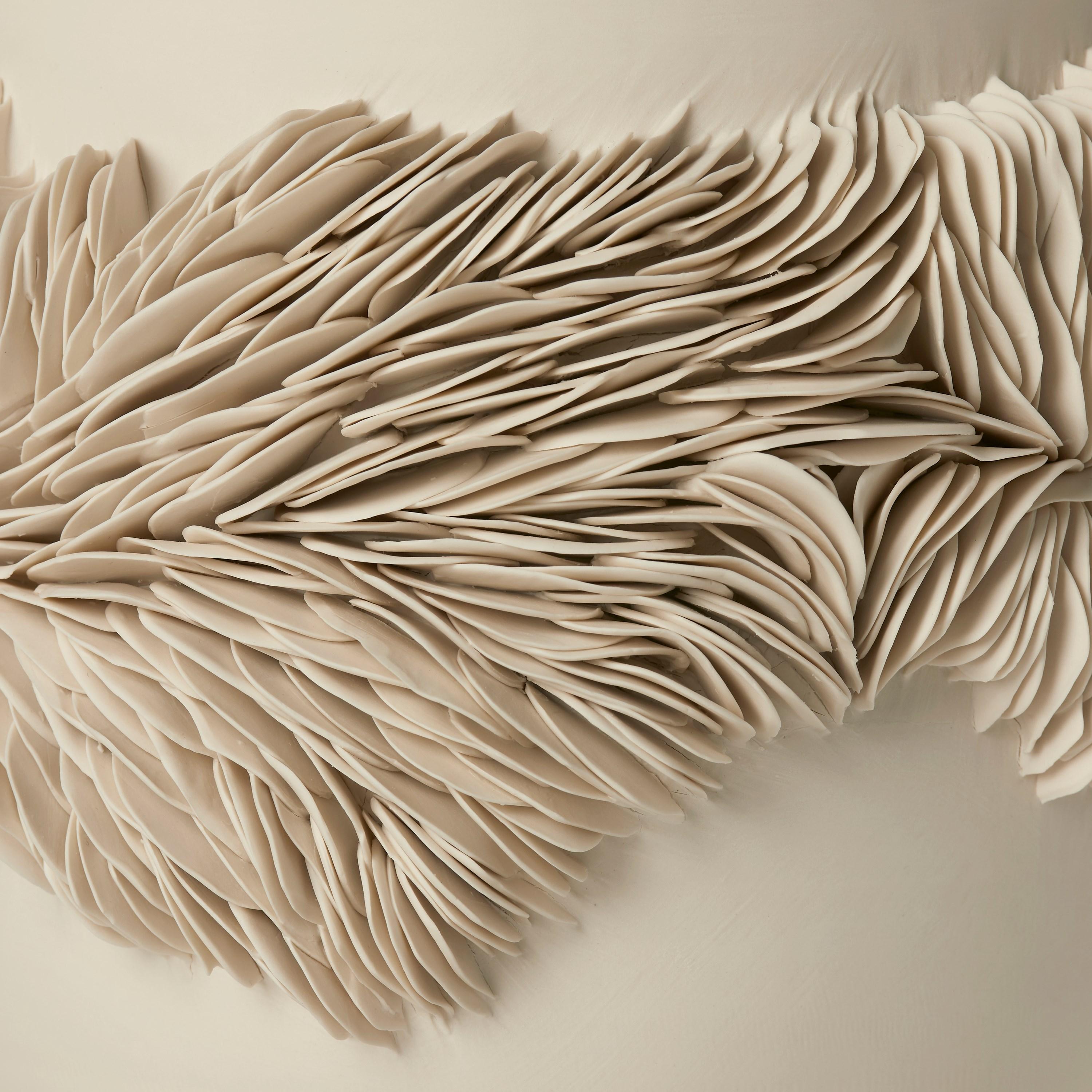 XXI secolo e contemporaneo Tall Wrap Around Vessel, vaso scultoreo in porcellana fatto a mano da Olivia Walker in vendita