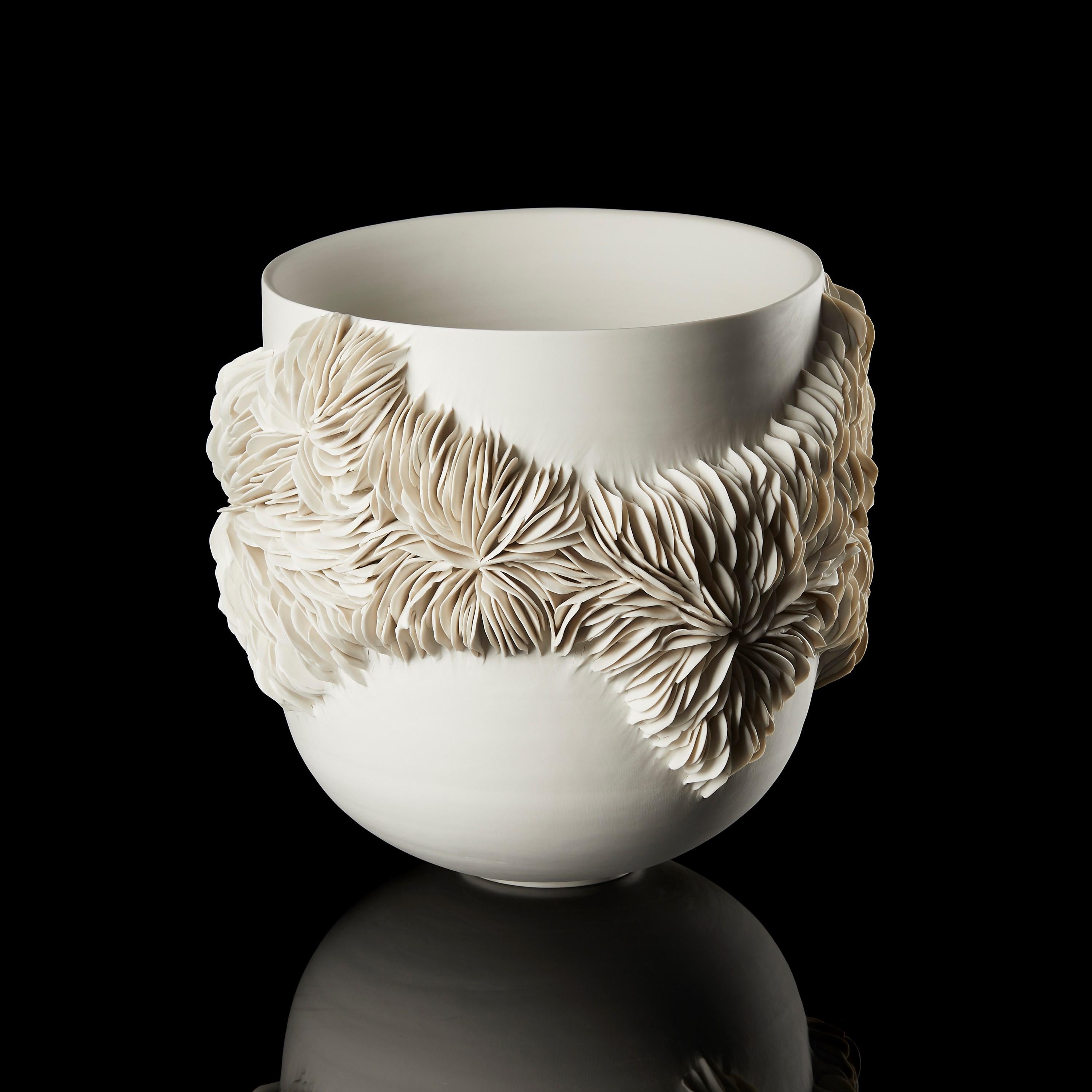 Tall Wrap Around Vessel, vaso scultoreo in porcellana fatto a mano da Olivia Walker in vendita 1
