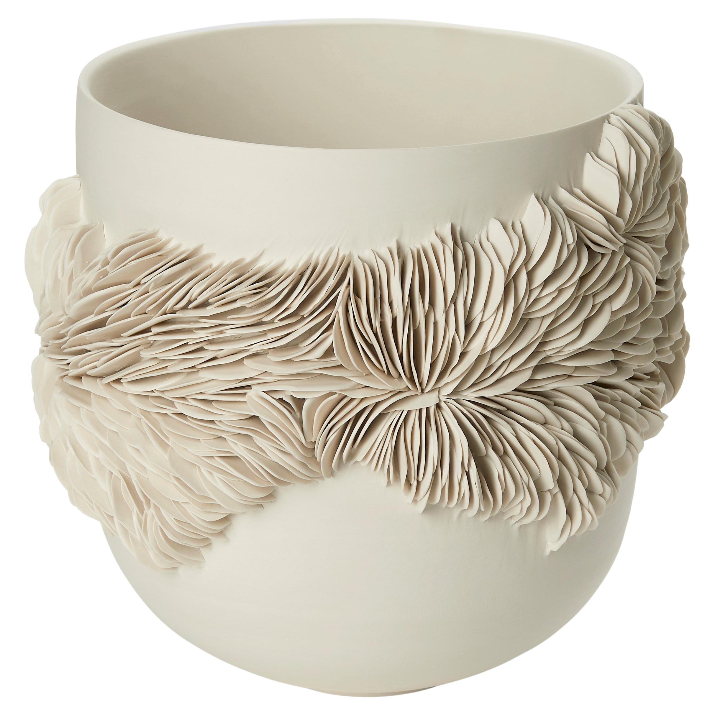 Tall Wrap Around Vessel, vaso scultoreo in porcellana fatto a mano da Olivia Walker in vendita