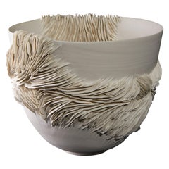 Tall Wrapping Bowl:: eine einzigartige skulpturale Porzellanschale von Olivia Walker