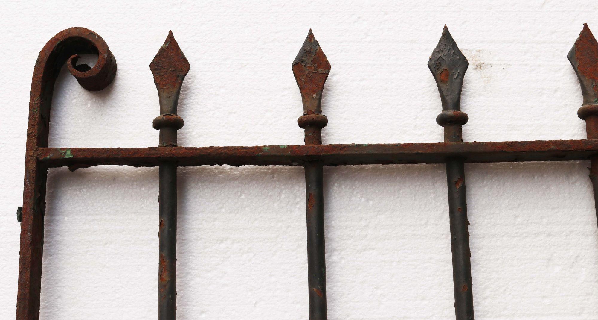 Tall wrought iron side gate. A classical wrought iron side gate with traditional speared finials.
 
Additional dimensions
For an opening of approx. 82 cm.