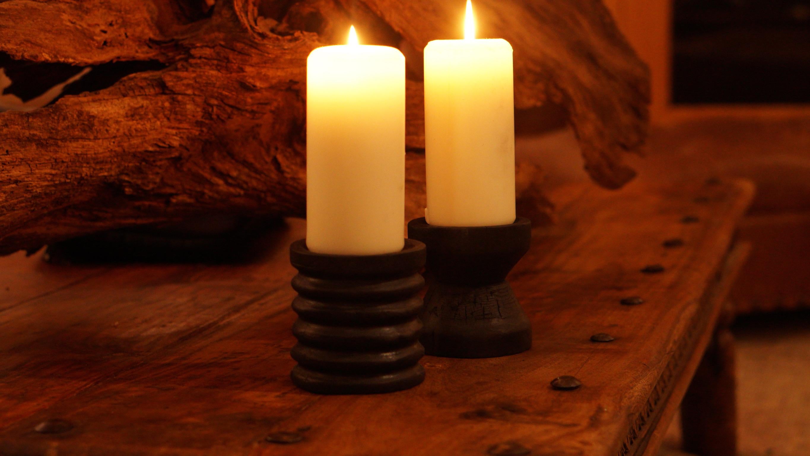 Questi portacandele decorativi torniti a mano sono realizzati con alberi di cedro caduti nella Hudson Valley, a New York. Realizzati in piccoli lotti, questi portacandele sono ciascuno leggermente unico, formato dalle caratteristiche naturali