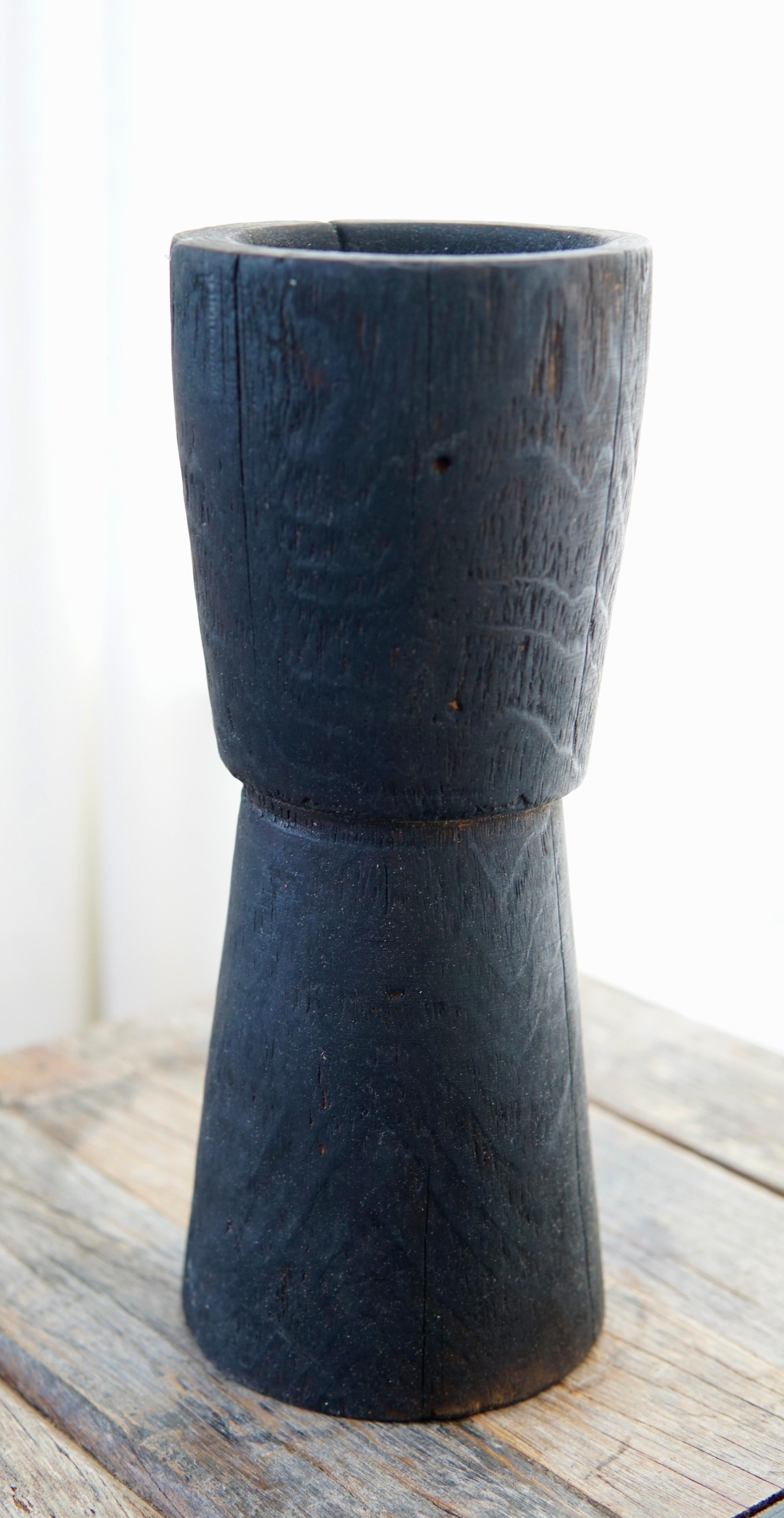 Primitivo Portacandele a colonna Yakisugi alti in nero Primitive di Seven Cedars Co in vendita