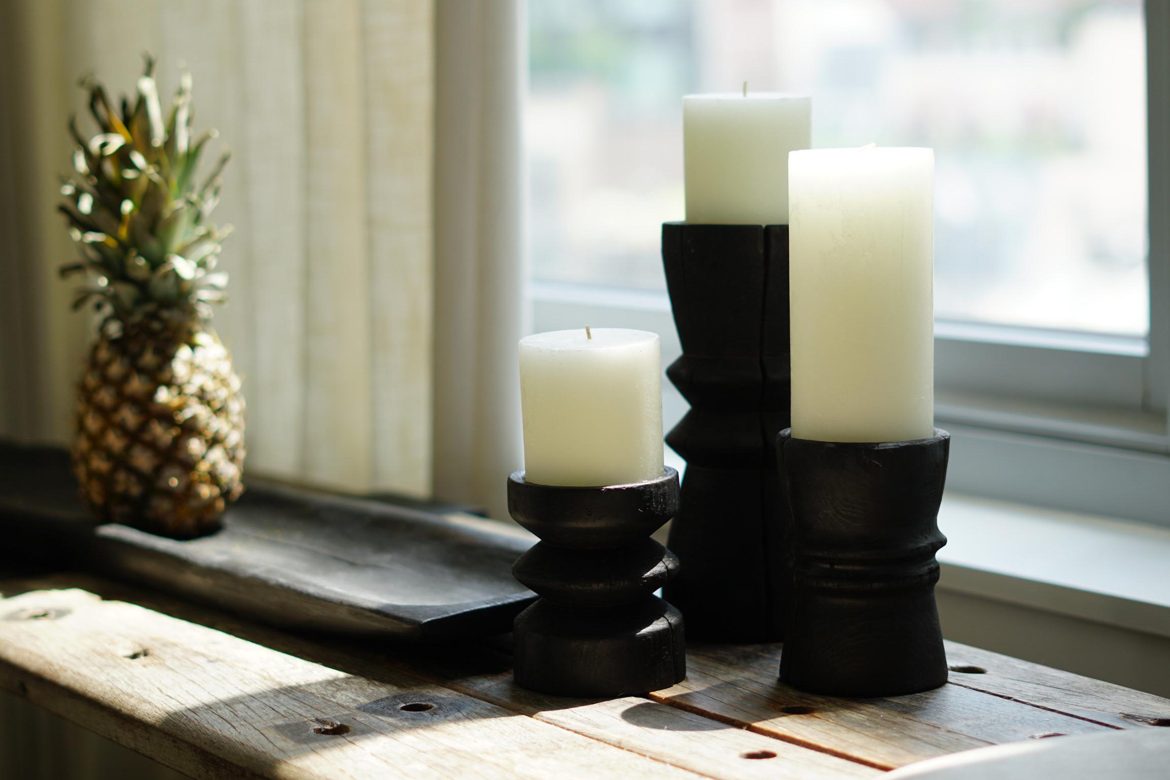 Americano Portacandele a colonna Yakisugi alti in nero Primitive di Seven Cedars Co in vendita