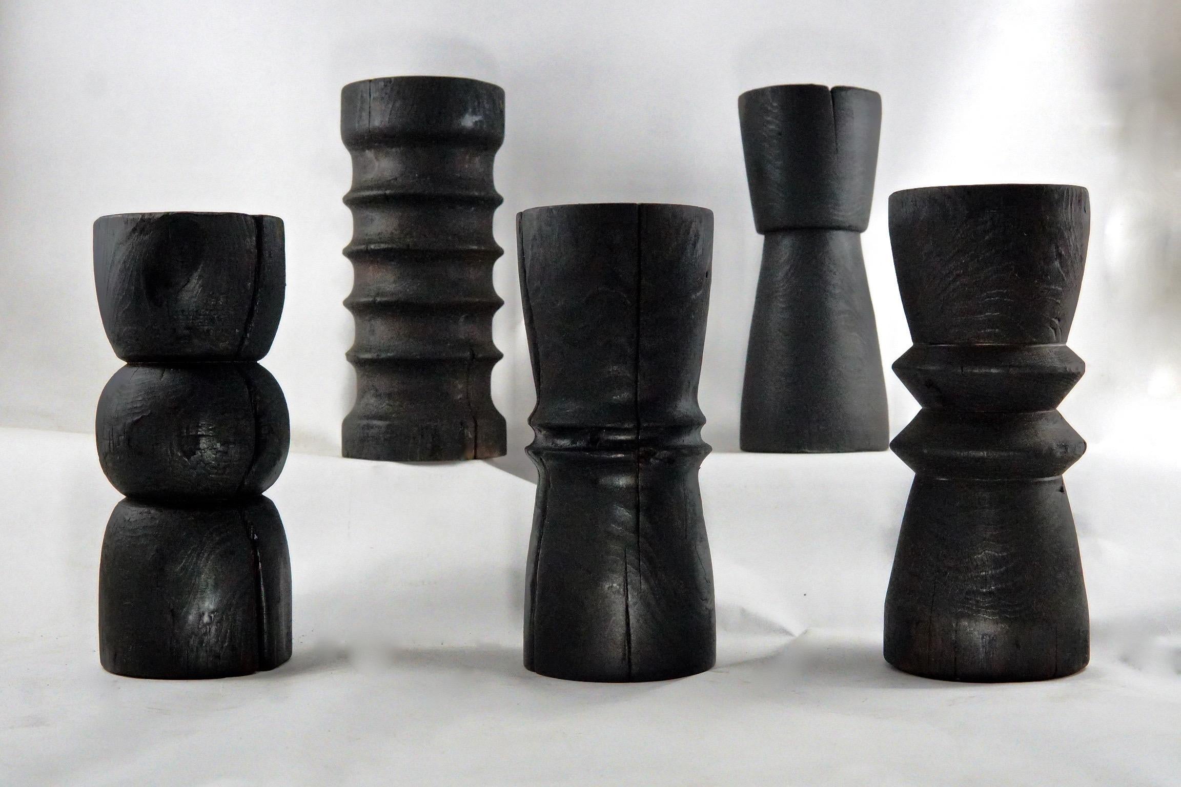 XXI secolo e contemporaneo Portacandele a colonna Yakisugi alti in nero Primitive di Seven Cedars Co in vendita