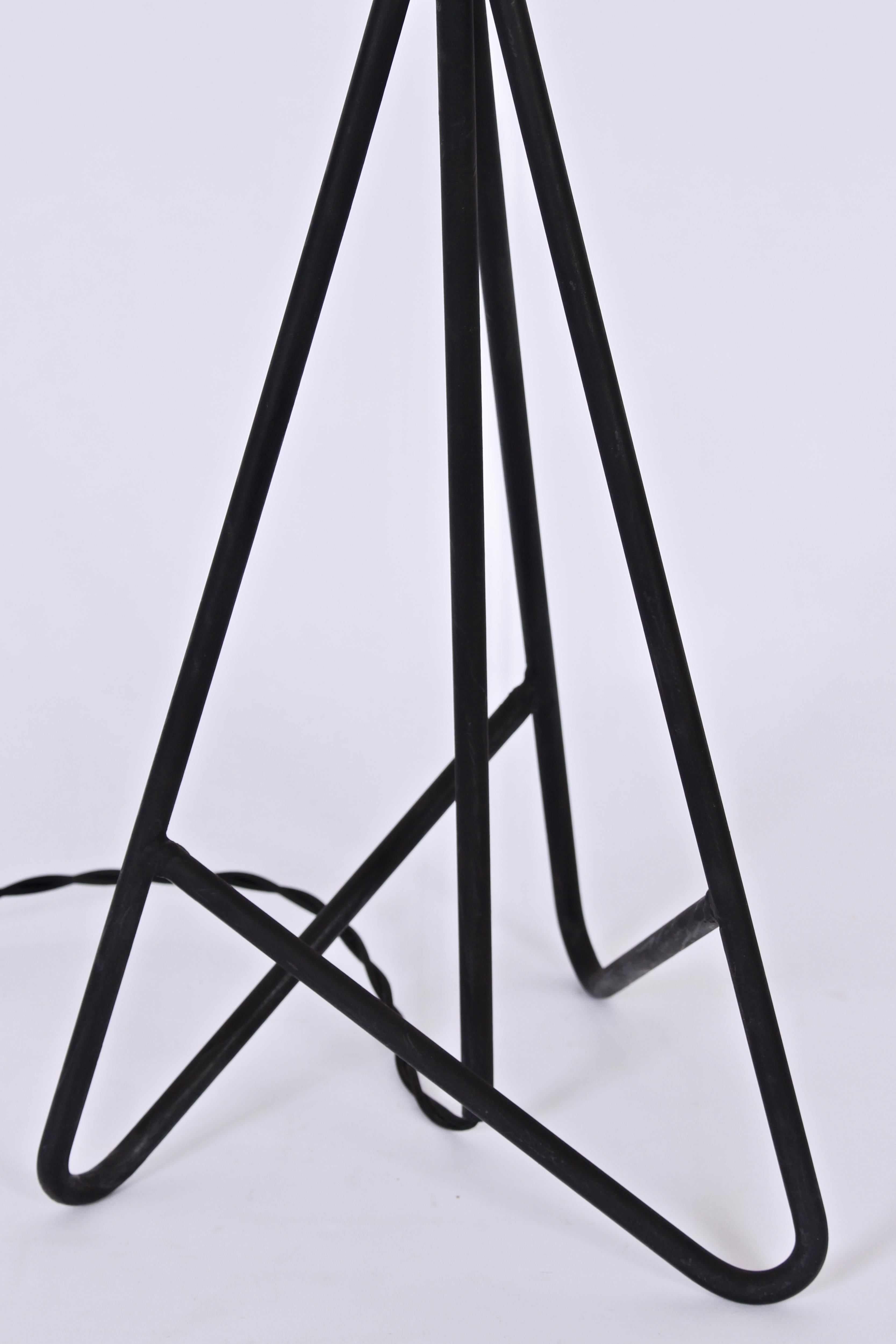 Mid-Century Modern Tall Frederic Weinberg Style Clasped Black Iron Wire Tripod Table Lamp, 1950s For Sale