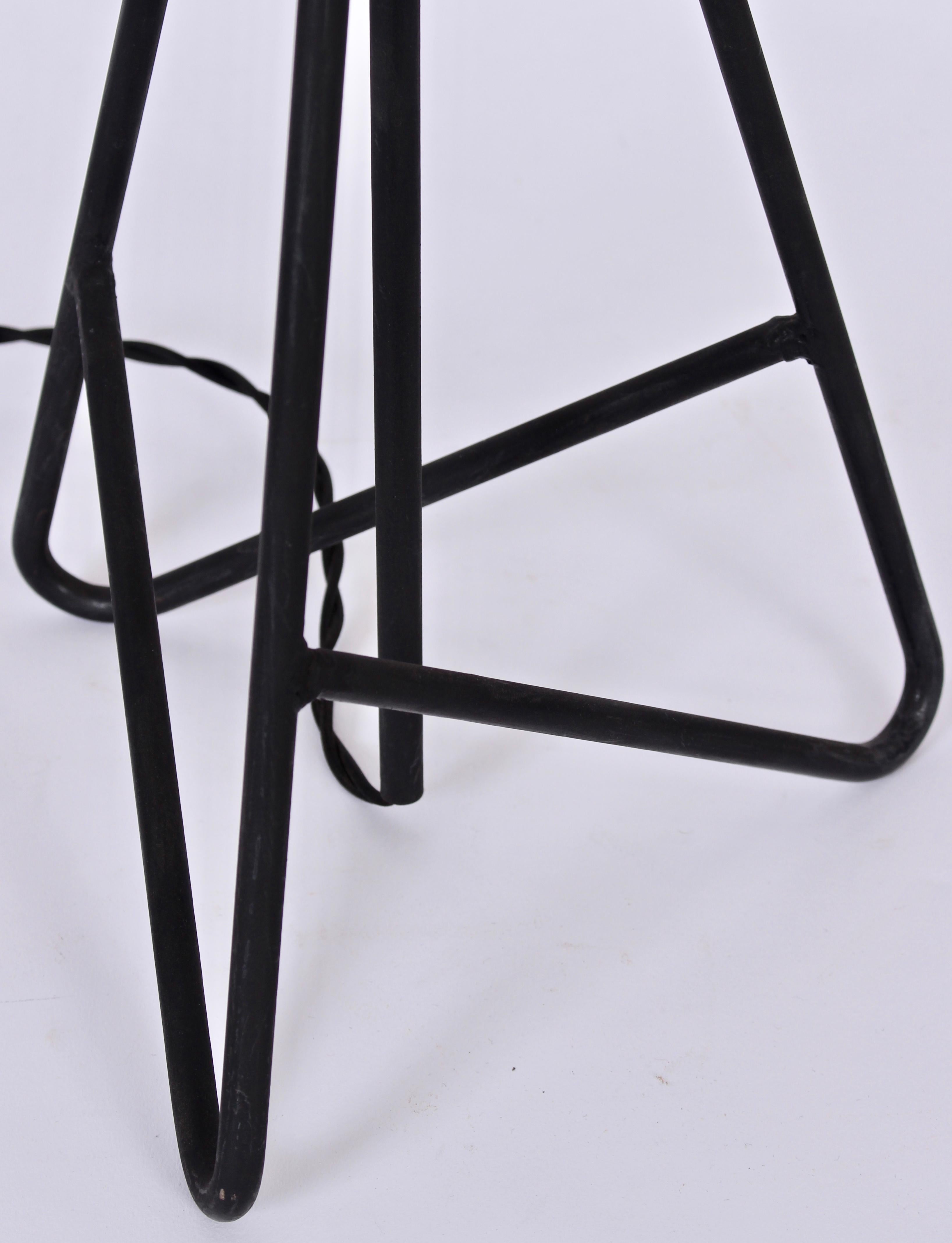 American Tall Frederic Weinberg Style Clasped Black Iron Wire Tripod Table Lamp, 1950s For Sale