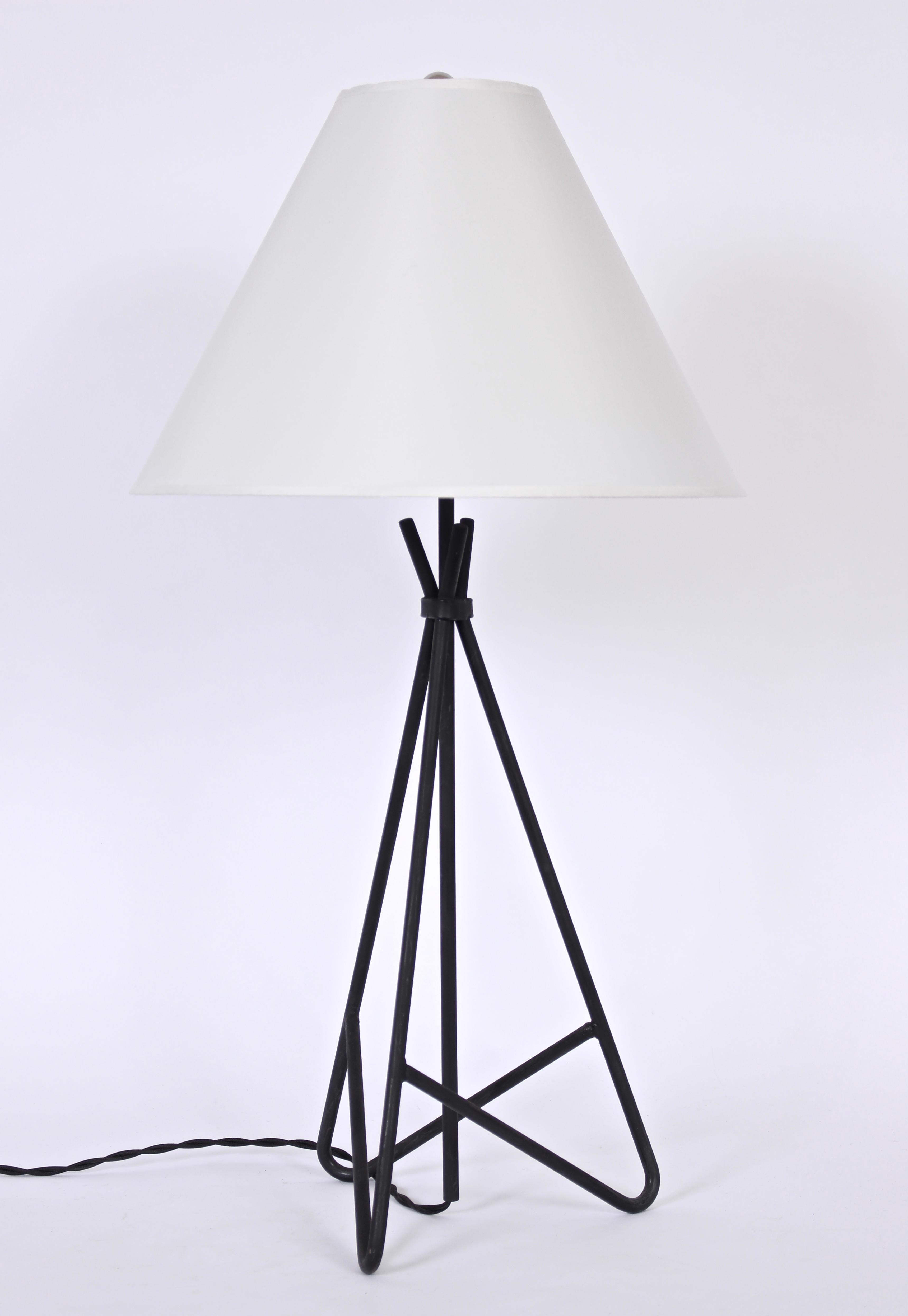 Enameled Tall Frederic Weinberg Style Clasped Black Iron Wire Tripod Table Lamp, 1950s For Sale