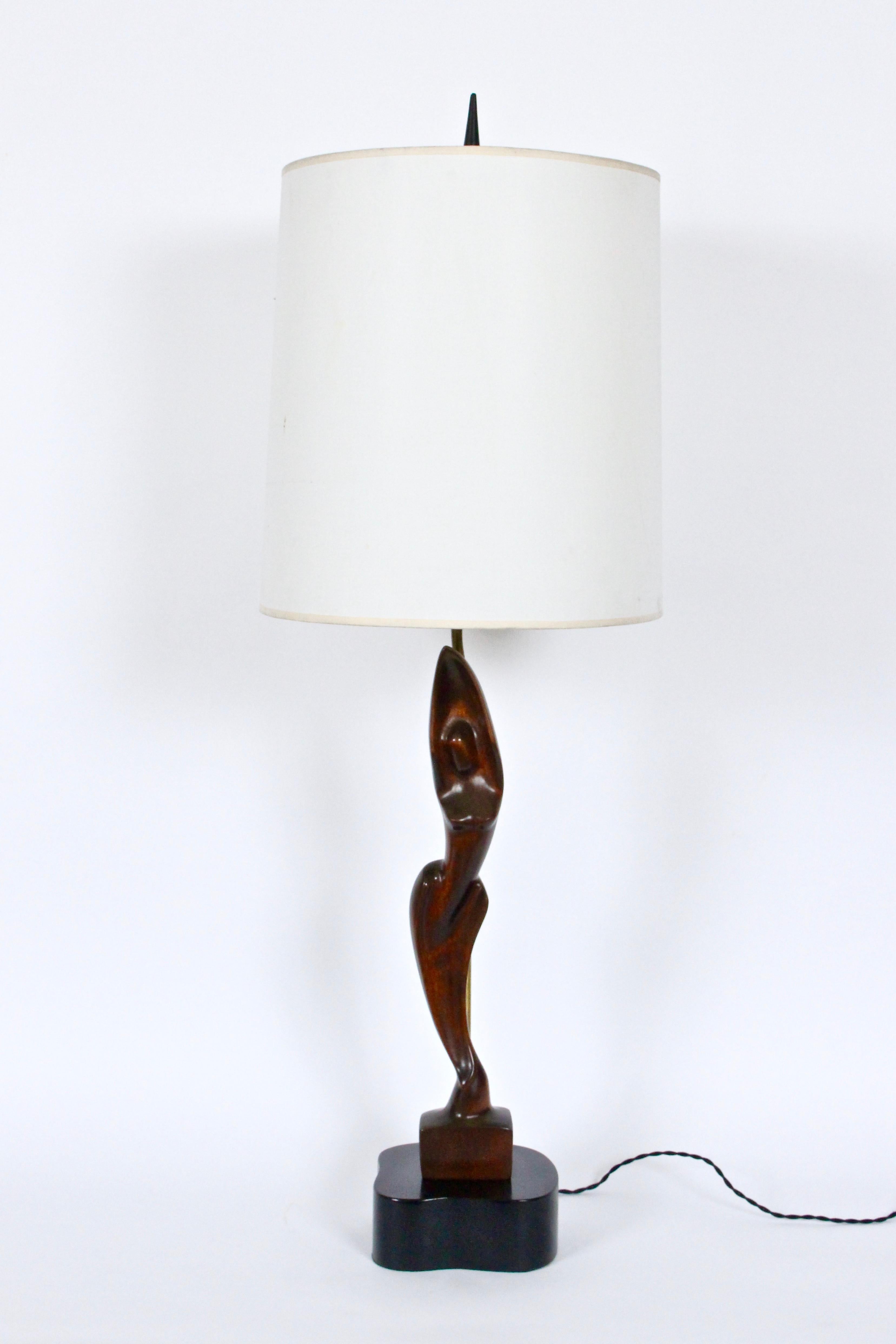 Mid-Century Modern Grande lampe de bureau figurative en acajou fabriquée à la main par Yasha Heifetz, vers 1950 en vente