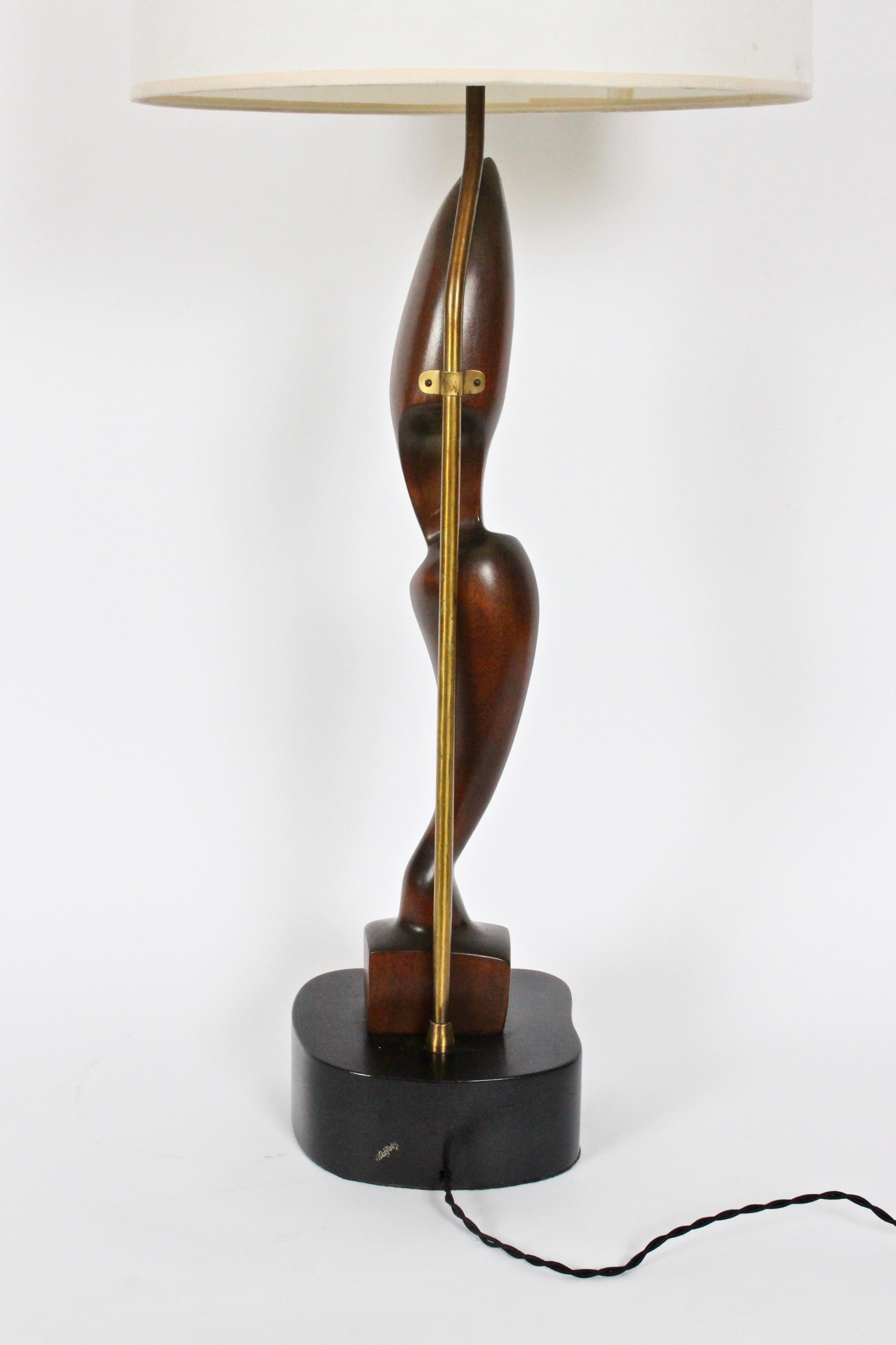 Große handgefertigte Yasha Heifetz-Mahagoni-Tischlampe „Figural“, um 1950 (Emailliert) im Angebot