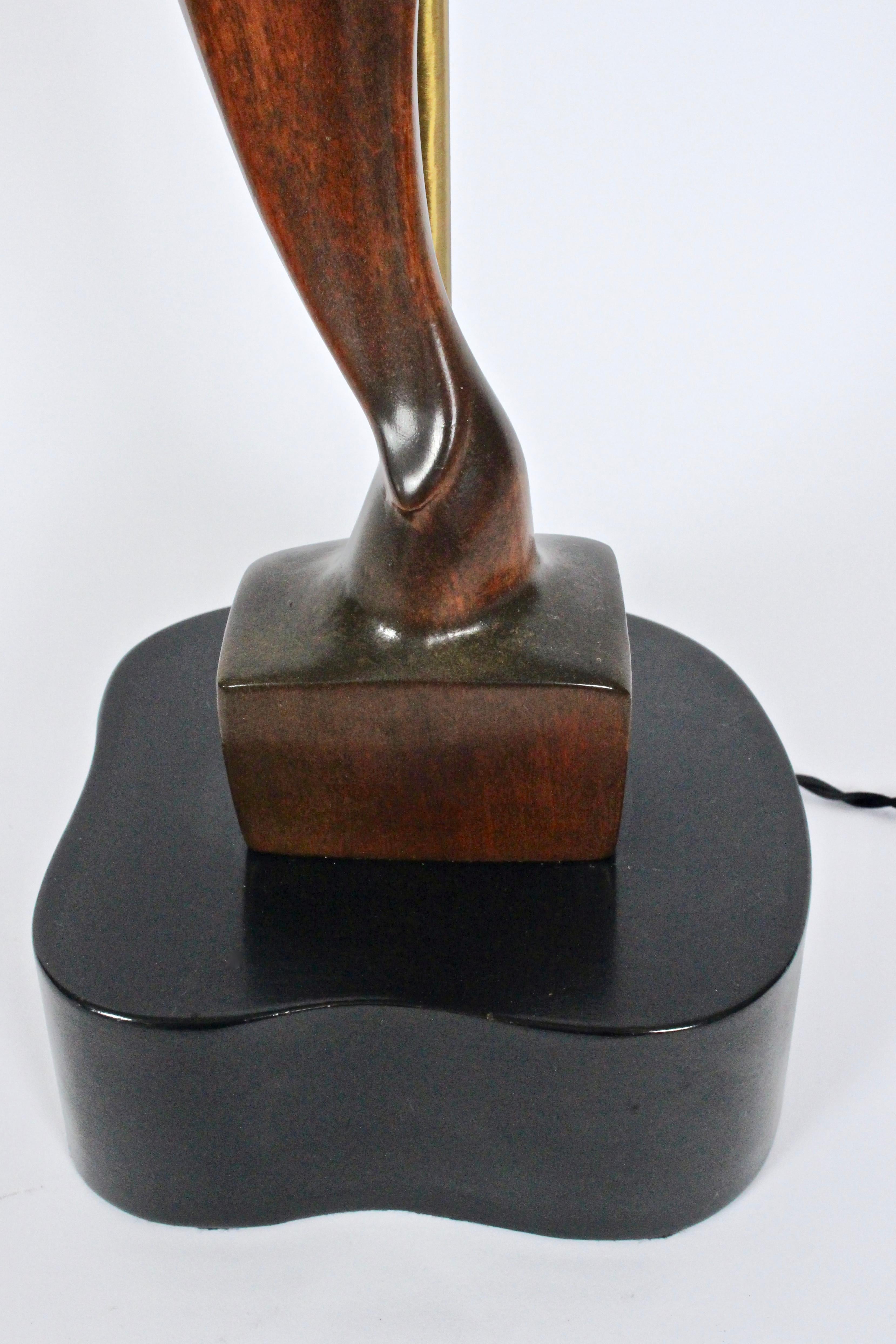 Grande lampe de bureau figurative en acajou fabriquée à la main par Yasha Heifetz, vers 1950 en vente 1