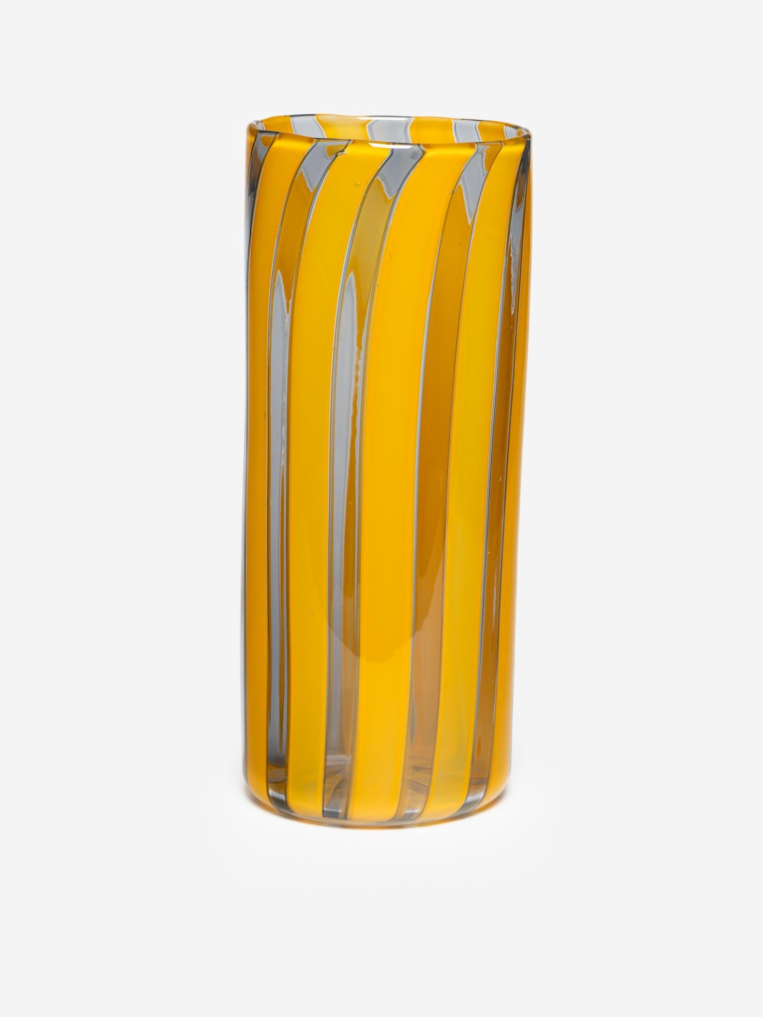 Tedesco Vaso alto in vetro giallo e blu fumé in vendita