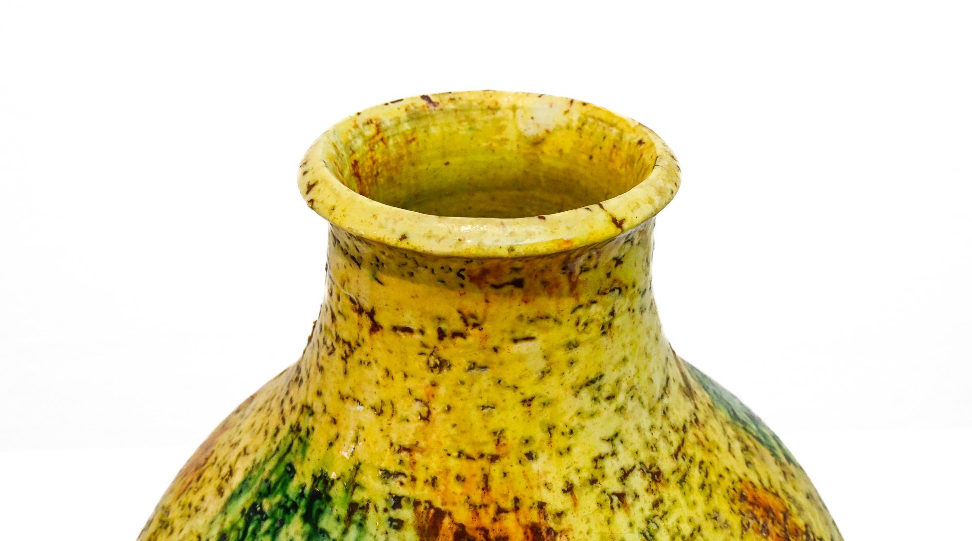 Grand vase rond jaune de Marcello Fantoni (1915-2011) - Florence, Italie Signé à la base Fantoni, daté 1972.
Directional : provient directement de la famille Fantoni.

