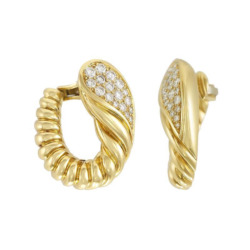 Finely crafted in 18k yellow gold with Round Brilliant cut Diamonds weighing approximately a total of 3.00 carats.
Signed by Tallarico
1 1/2 x 1 1/4 inches