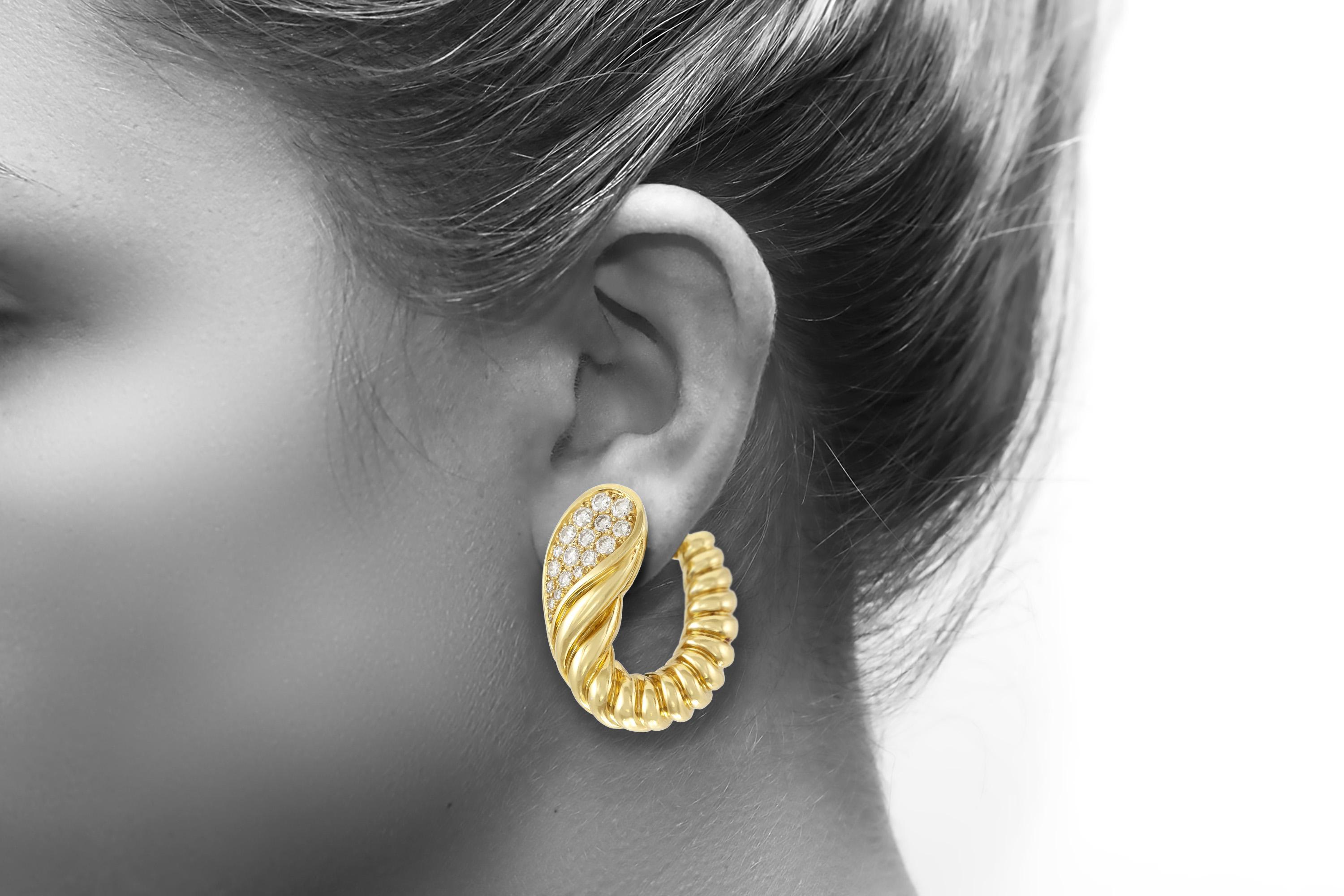 Tallarico Gold Shrimp Hoop Earrings with Diamonds In Good Condition In New York, NY