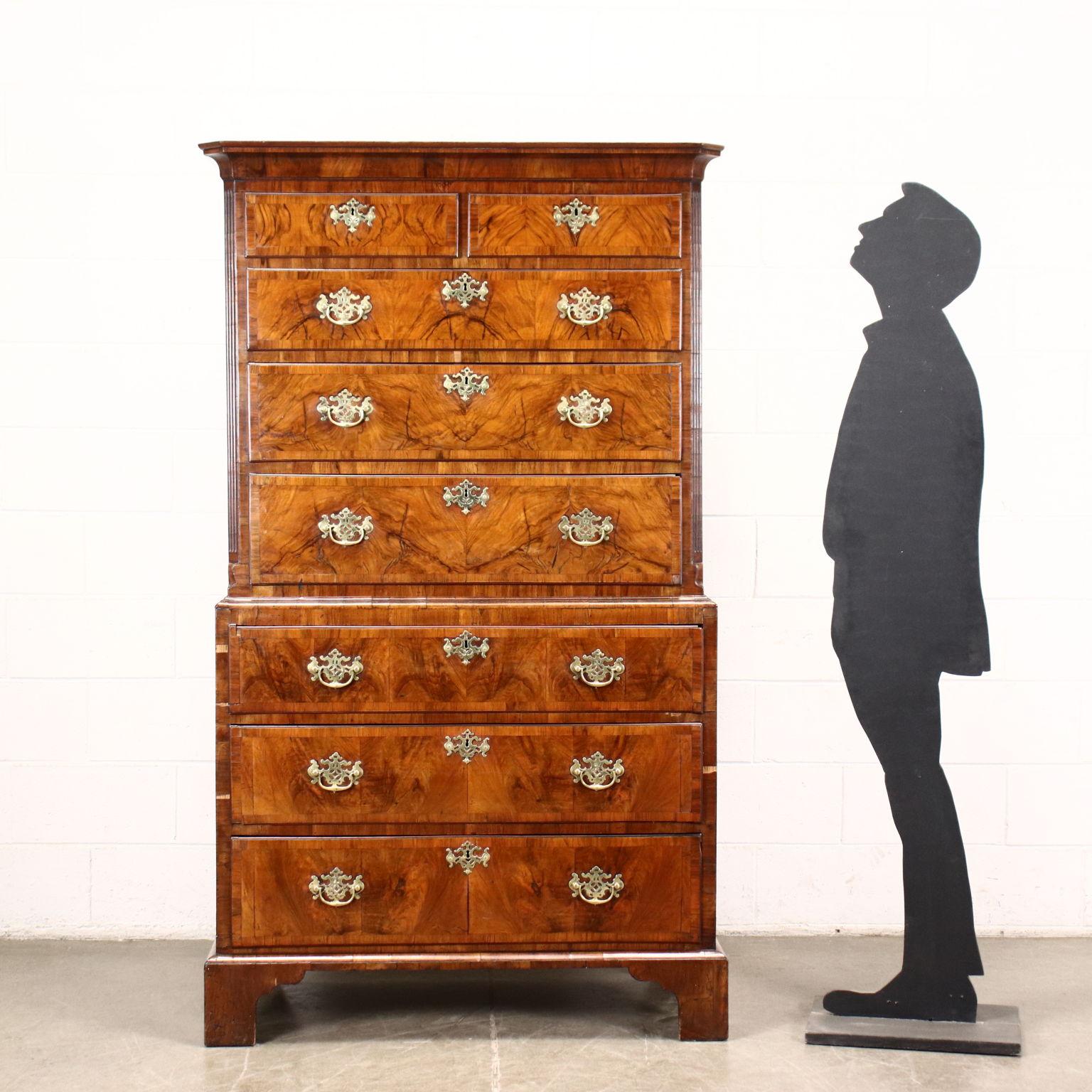 Tallboy supported by carved shelf feet, in the lower body it has three drawers plus the same number in the upper body, surmounted by two other small side-by-side drawers; the uprights of the upper part are at 45 ° and carved with a tapered pattern.